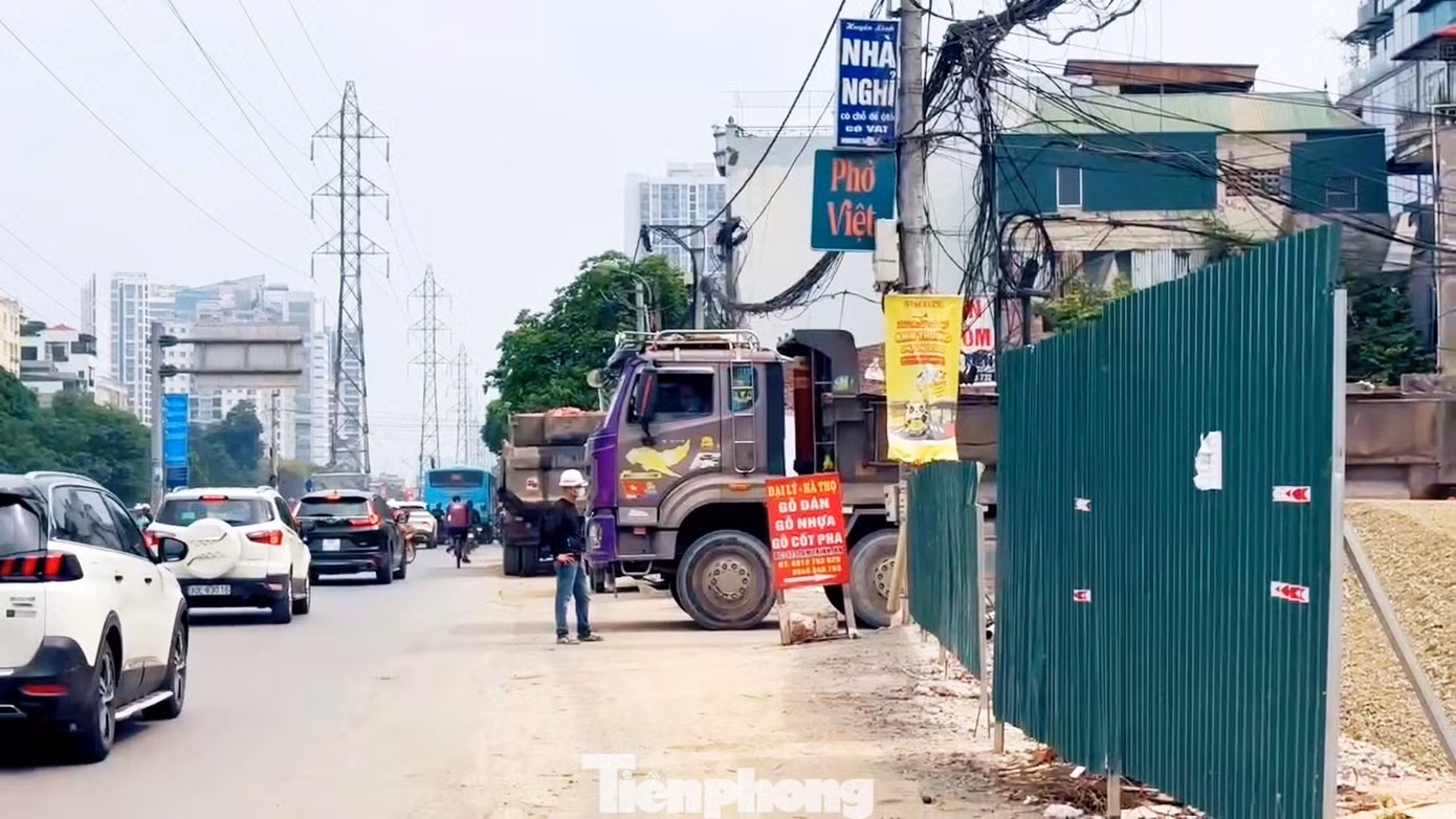 Do gặp nhiều khó khăn trong công tác giải phóng mặt bằng nên dự án bị đình trệ. Đến nay sau 4 lần thay đổi mốc thời gian hoàn thành giải phóng mặt bằng và gần 10 năm thi công, tuyến đường Tam Trinh vẫn ngổn ngang, ùn tắc triền miên.