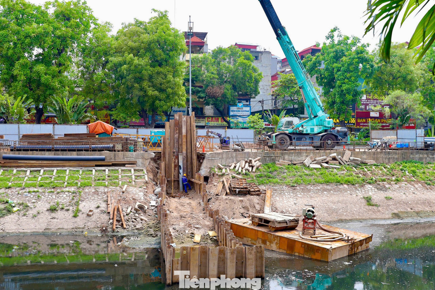 Đập dâng đầu tiên ở sông Tô Lịch nằm ở phía trên cầu Quang xã Thanh Liệt, huyện Thanh Trì. Đây là 1 trong 3 đập dâng sẽ được xây dựng trên sông Tô Lịch để phục vụ việc bổ cập nước làm sạch dòng sông.