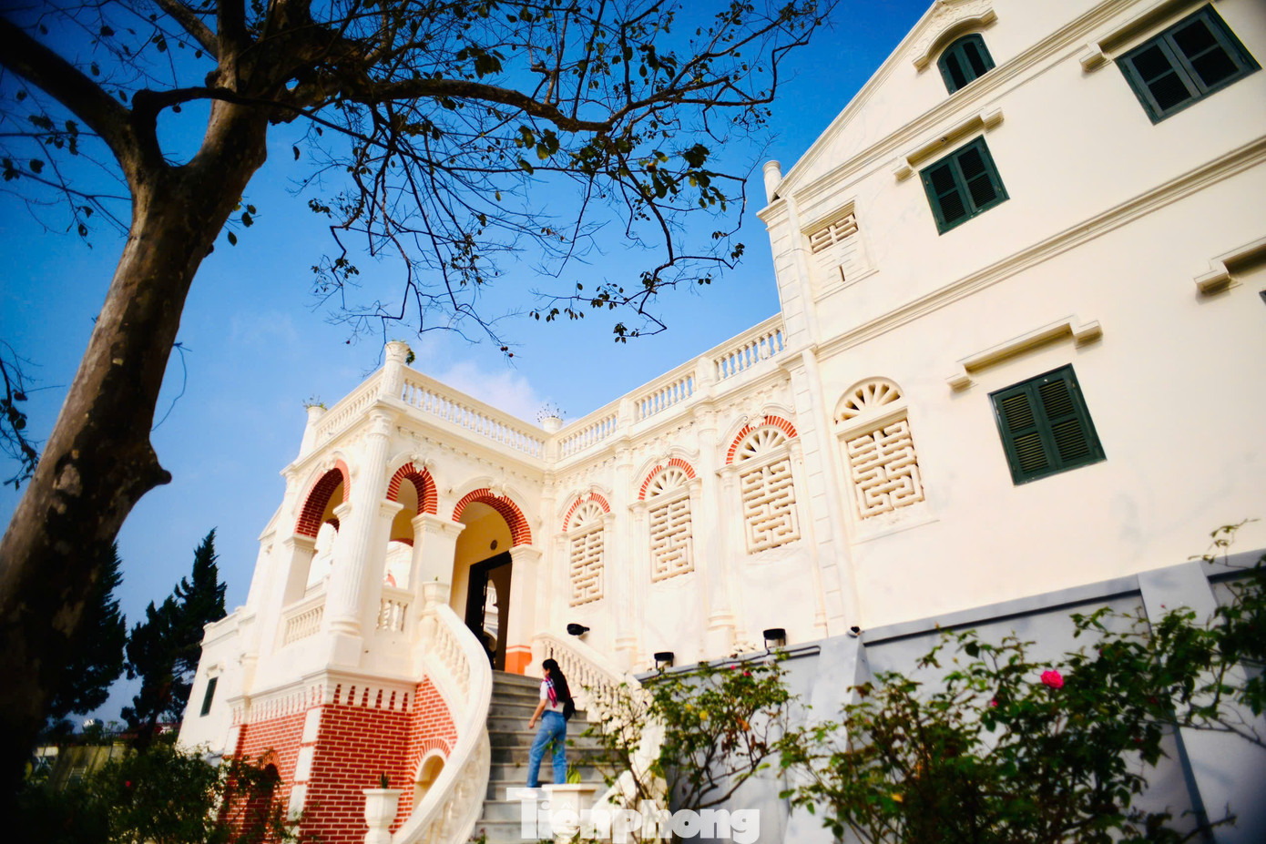 Dinh thự Hoàng A Tưởng được xây dựng năm 1914 và hoàn thành năm 1921. Đây là dinh thự của hai cha con Hoàng Yến Chao, Hoàng A Tưởng người dân tộc Tày. Thời đó, họ cai trị một vùng có tới trên 70% dân số là người Mông nên người dân quen gọi là "vua Mèo”. Dinh thự Hoàng A Tưởng được xây dựng năm 1914 và hoàn thành năm 1921. Đây là dinh thự của hai cha con Hoàng Yến Chao, Hoàng A Tưởng người dân tộc Tày. Thời đó, họ cai trị một vùng có tới trên 70% dân số là người Mông nên người dân quen gọi là "vua Mèo”.