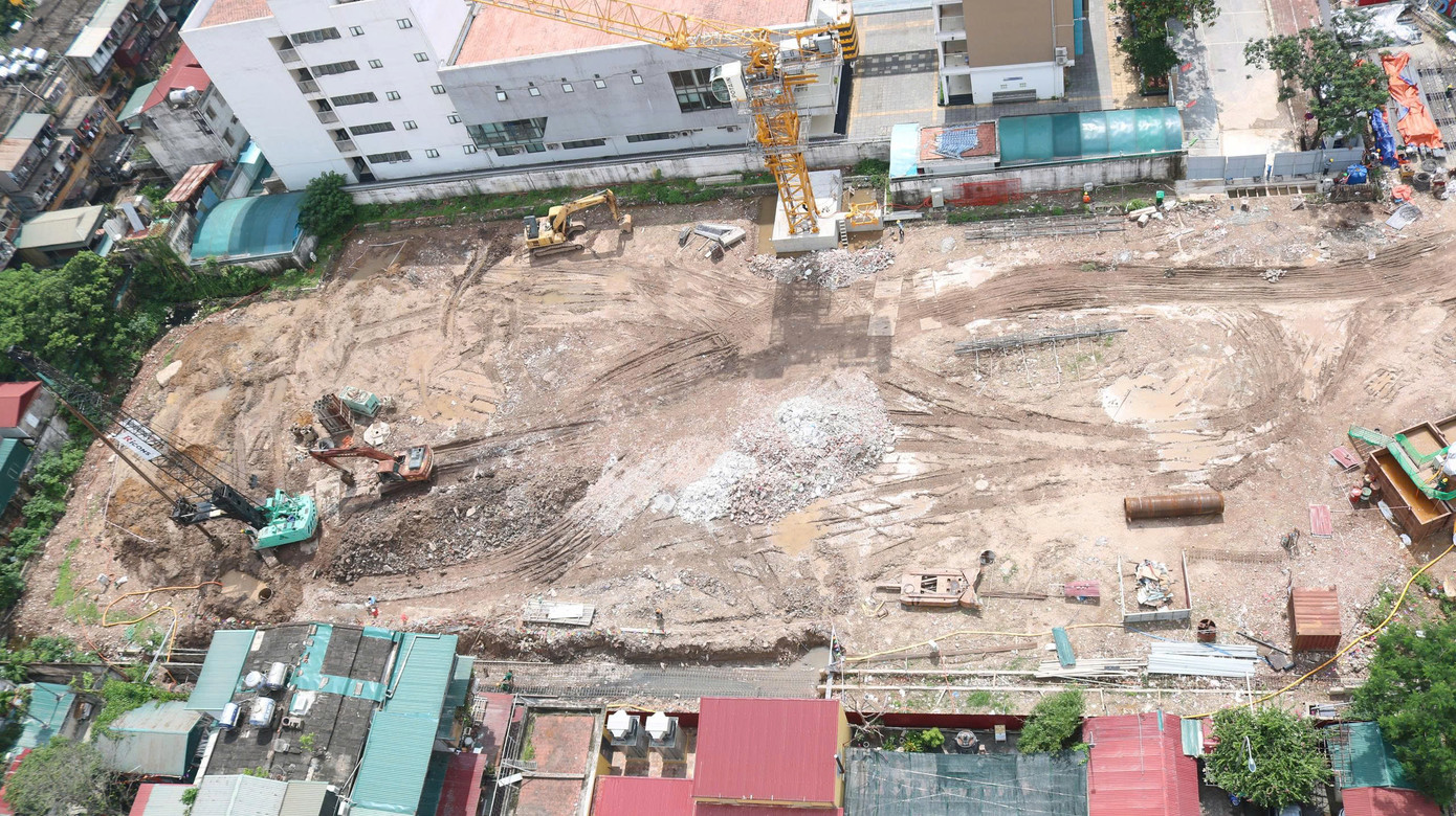 Sau nhiều năm không triển khai, đến tháng 6/2025 dự án chính thức được khởi công sau khi được gia hạn giấy phép và điều chỉnh quy hoạch. Ricons được chọn là đơn vị thi công chính, chịu trách nhiệm từ móng, hầm đến phần thân và hoàn thiện. Thời điểm hiện tại phía bên trong công trường, chủ đầu tư đã triển khai khoan cọc nhồi thử nghiệm, san nền, và phần móng hầm đang được thi công.