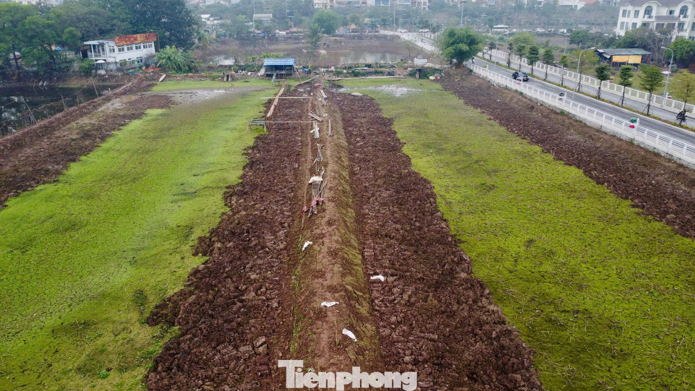 Thời điểm hiện tại, hồ gần như cạn nước. Thời điểm hiện tại, hồ gần như cạn nước.