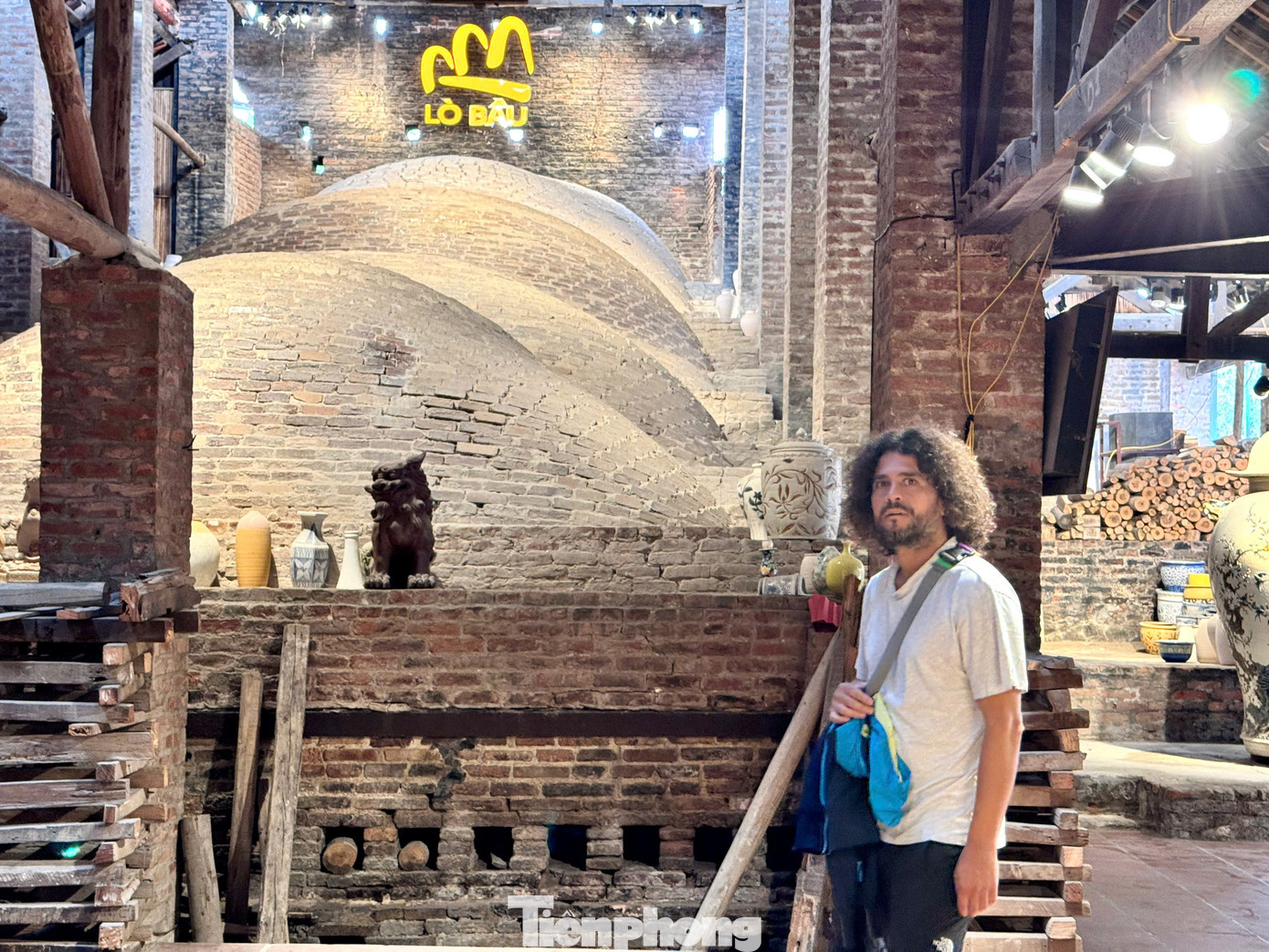 Đến thăm Bát Tràng, du khách sẽ được tham quan, mua sắm và chiêm ngưỡng vẻ đẹp đa dạng của những loại gốm gia dụng, gốm mỹ thuật, gốm xây dựng và những sản phẩm gốm trang trí. .