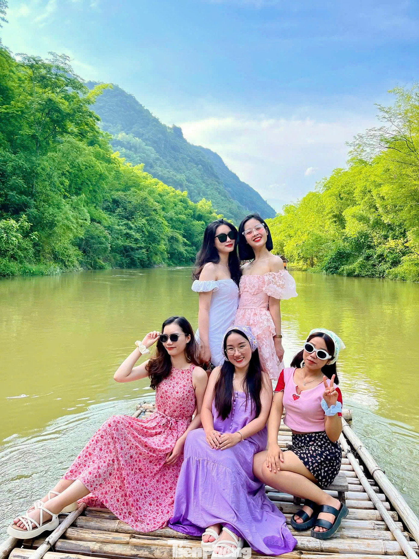 Pù Luông thích hợp cho những chuyến du lịch nghỉ dưỡng, hòa mình vào thiên nhiên. Ngoài ra, du khách còn có thể ngắm mùa lúa chín vào tháng 6-10 hằng năm.