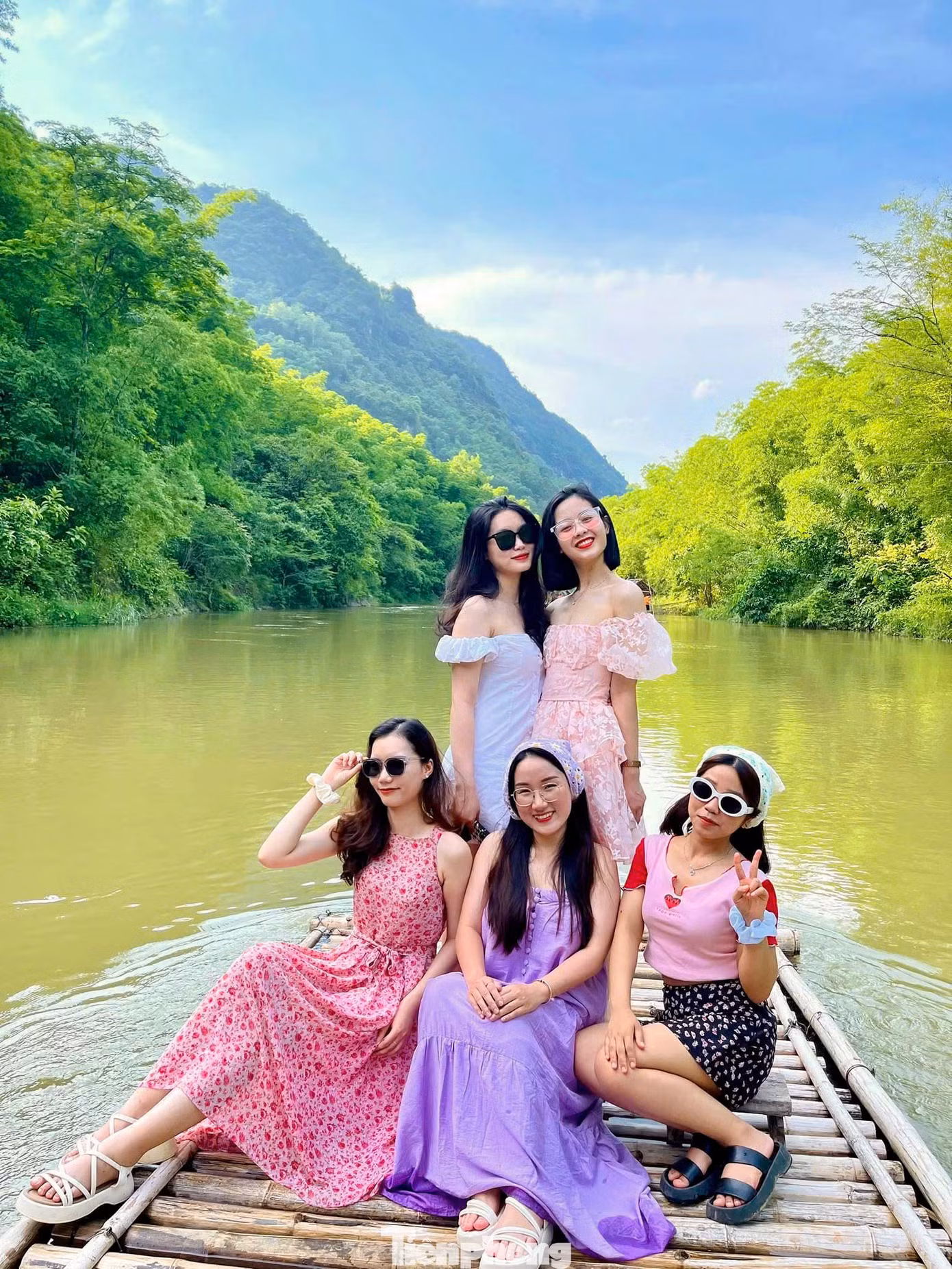 Pù Luông thích hợp cho những chuyến du lịch nghỉ dưỡng, hòa mình vào thiên nhiên. Ngoài ra, du khách còn có thể ngắm mùa lúa chín vào tháng 6-10 hằng năm.