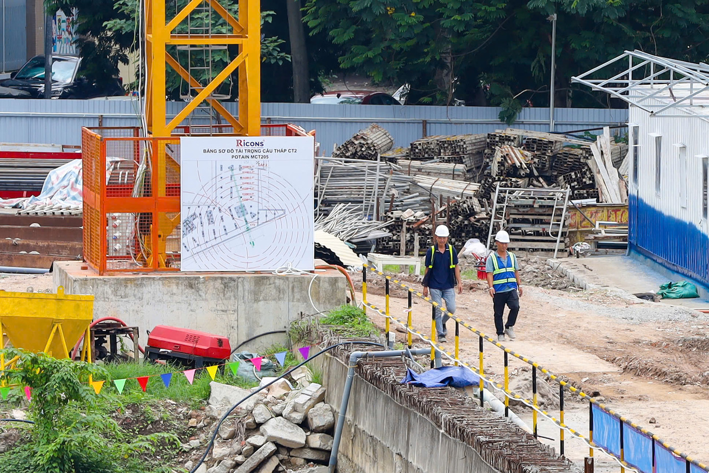 Dự án có vị trí "vàng", một mặt tiếp giáp với phố Ngọc Khánh, cách phố Kim Mã khoảng 150m và một mặt tiếp giáp với đường Hồ Giảng Võ, mặt hồ Giảng Võ. Đây là một trong những ô đất đẹp nhất còn sót lại giữa trung tâm.