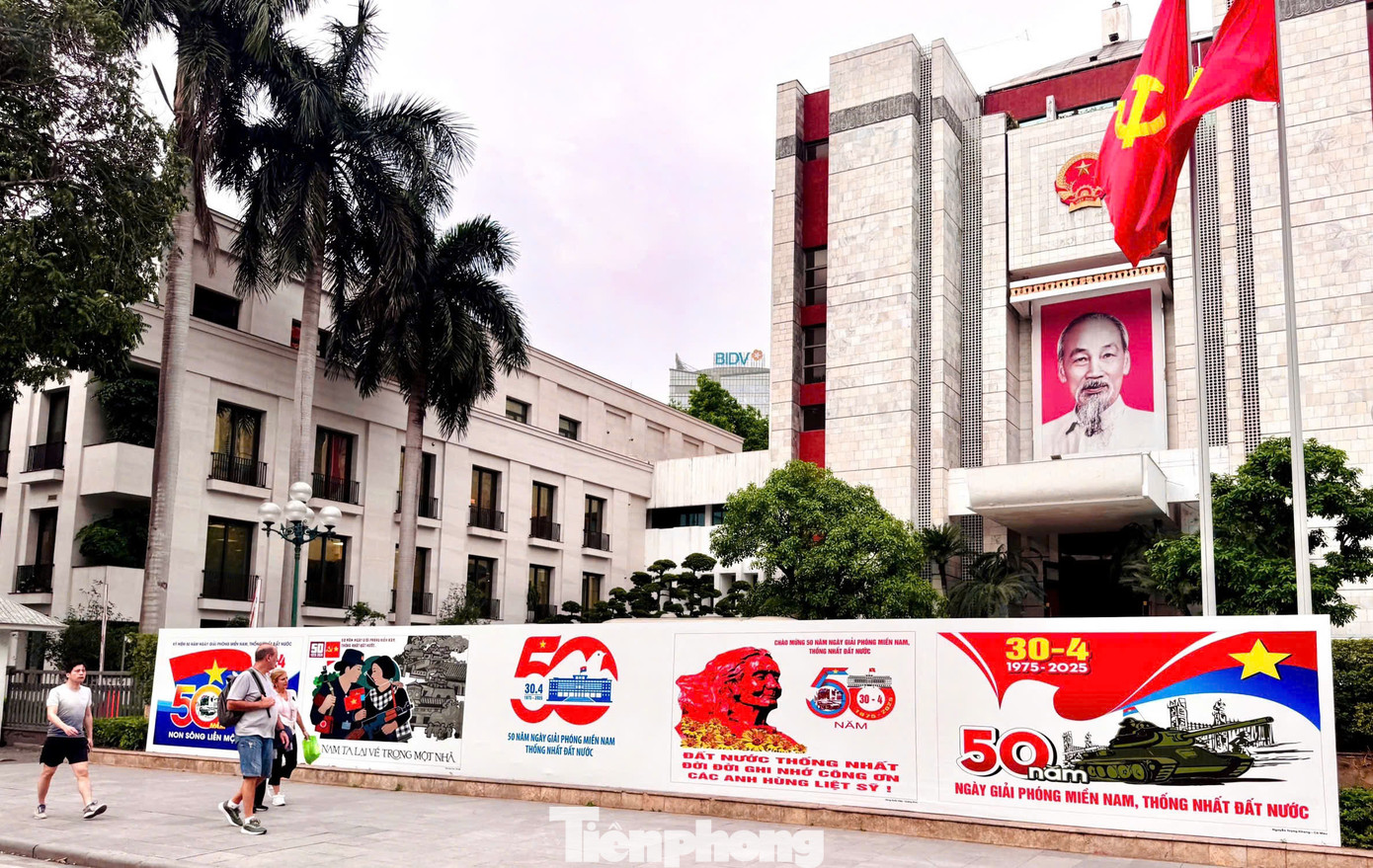 Banner cỡ lớn chào mừng trước tòa nhà UBND TP Hà Nội.