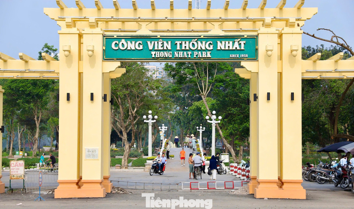 Được khánh thành năm 1961, công viên Thống Nhất với tên gọi mang tính biểu tượng, là món quà của nhân dân Hà Nội gửi gắm ước mơ đất nước thống nhất sau những năm tháng chia cắt.