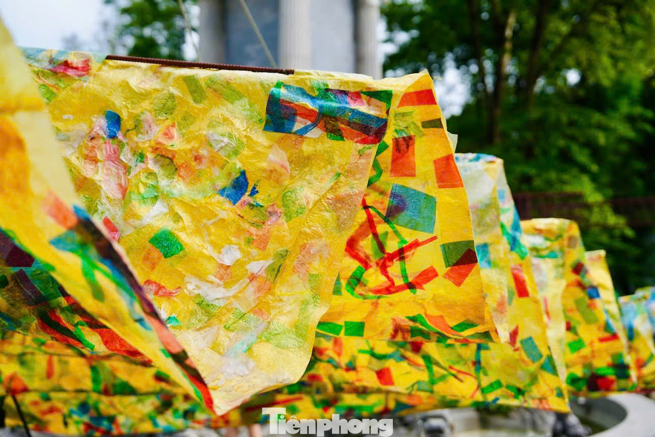 Toàn bộ phần mái vòm trong không gian triển lãm được làm từ vật liệu tái chế, giấy dó thủ công.