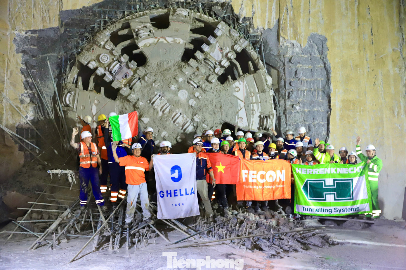 Đến 10 giờ ngày 7/3, TBM xuyên lòng đất tiến vào ga S10-Cát Linh, đánh dấu cột mốc quan trọng của dự án. Đến 10 giờ ngày 7/3, TBM xuyên lòng đất tiến vào ga S10-Cát Linh, đánh dấu cột mốc quan trọng của dự án.