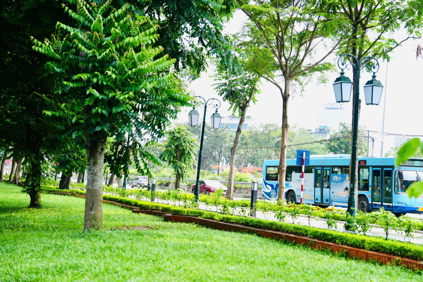 Công viên Thống Nhất đang dần khoác lên mình một diện mạo mới, hiện đại hơn nhưng vẫn gìn giữ được nét cổ kính, thanh bình. Hiện tại toàn bộ hàng rào công viên đã được thay thế bằng các thảm hoa, cây xanh tạo không gian mở thân thiện.