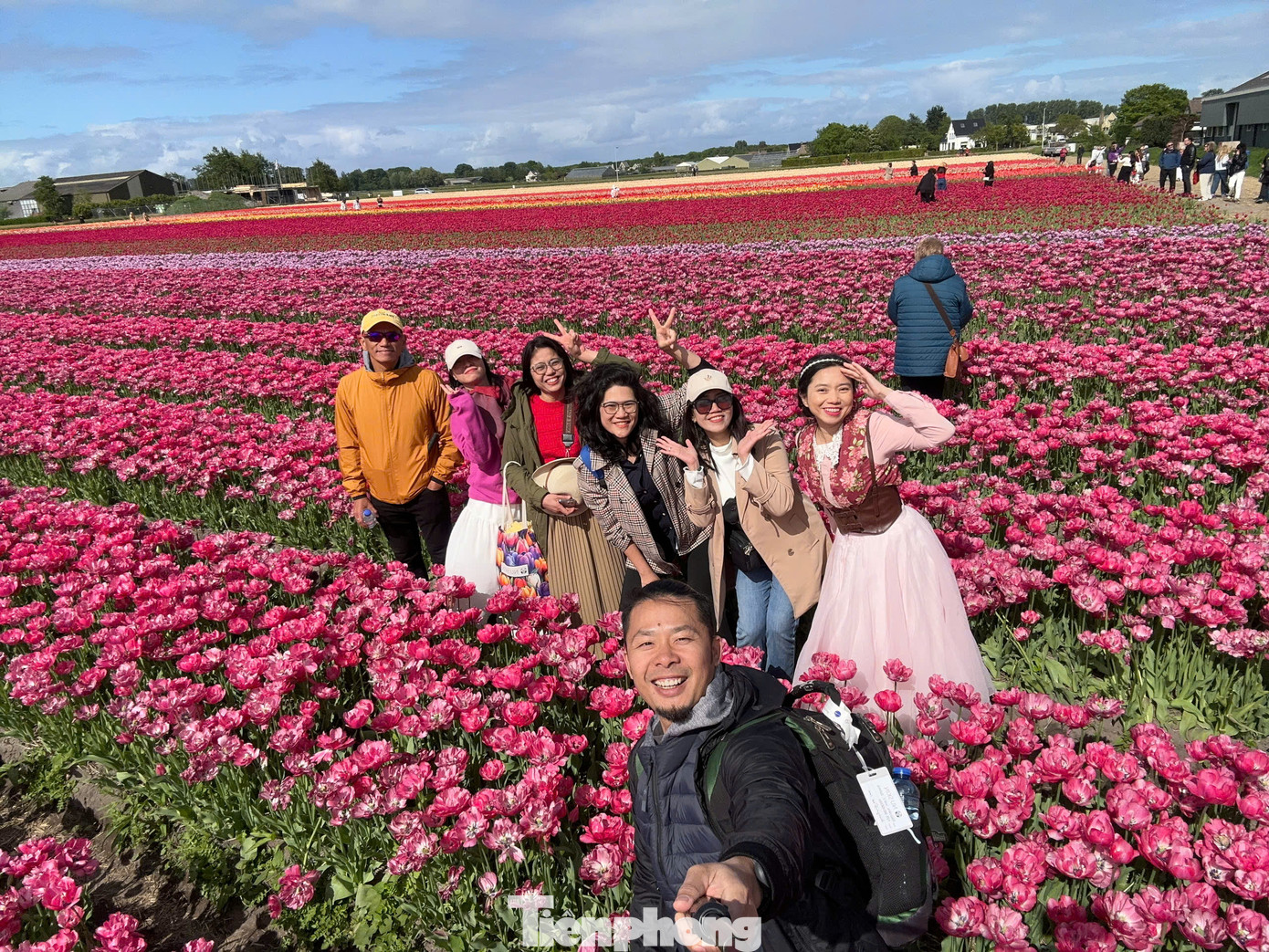 Anh Quốc Bảo (28 tuổi, TPHCM), người vừa có chuyến đi kết hợp Keukenhof và Tulip Experience, cho biết: "Keukenhof thì hoành tráng như một công viên nghệ thuật sắp đặt từ hoa. Còn Tulip Experience lại mang đến trải nghiệm gần gũi hơn. Tìm hiểu về lịch sử và cách trồng, chăm sóc hoa tulip cũng rất hay. Nếu có thời gian, mình khuyên mọi người nên đi cả hai nơi để có cái nhìn trọn vẹn."