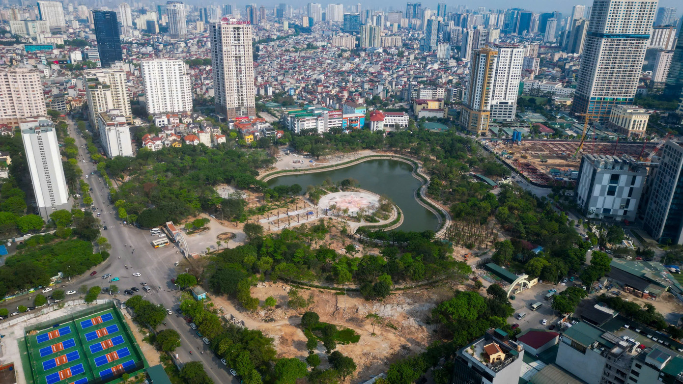Công viên Cầu Giấy từng là lá phổi xanh, phục vụ phần lớn nhu cầu vui chơi, tập thể dục của người dân Hà Nội. Tuy nhiên, sau nhiều năm đưa vào hoạt động bị xuống cấp, tháng 2/2025, công viên đã được đầu tư hơn 66 tỷ đồng để cải tạo nâng cấp và xây dựng thêm một số công trình phụ trợ.