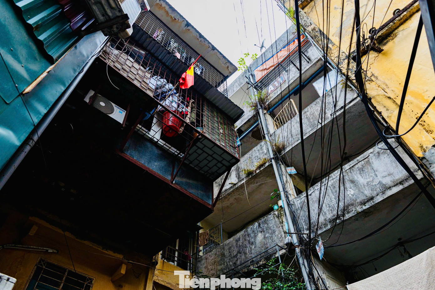 Nhiều vị trí của khu tập thể đã xuống cấp, ảnh hưởng tới môi trường sống, mỹ quan đô thị và gây quá tải lên hệ thống hạ tầng kỹ thuật và hạ tầng xã hội tại khu vực.