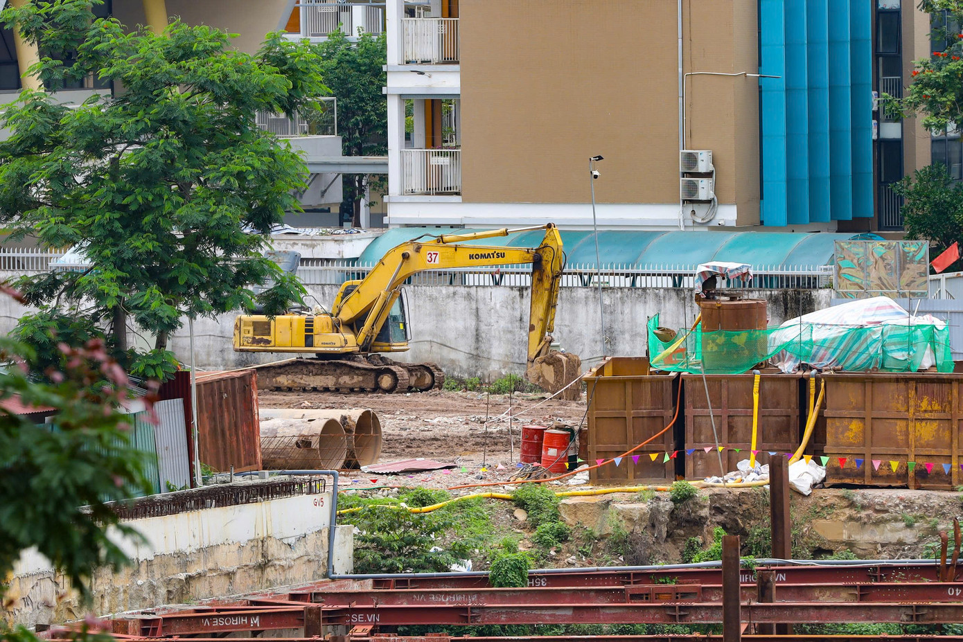 Dự án có vị trí "vàng", một mặt tiếp giáp với phố Ngọc Khánh, cách phố Kim Mã khoảng 150m và một mặt tiếp giáp với đường Hồ Giảng Võ, mặt hồ Giảng Võ. Đây là một trong những ô đất đẹp nhất còn sót lại giữa trung tâm.