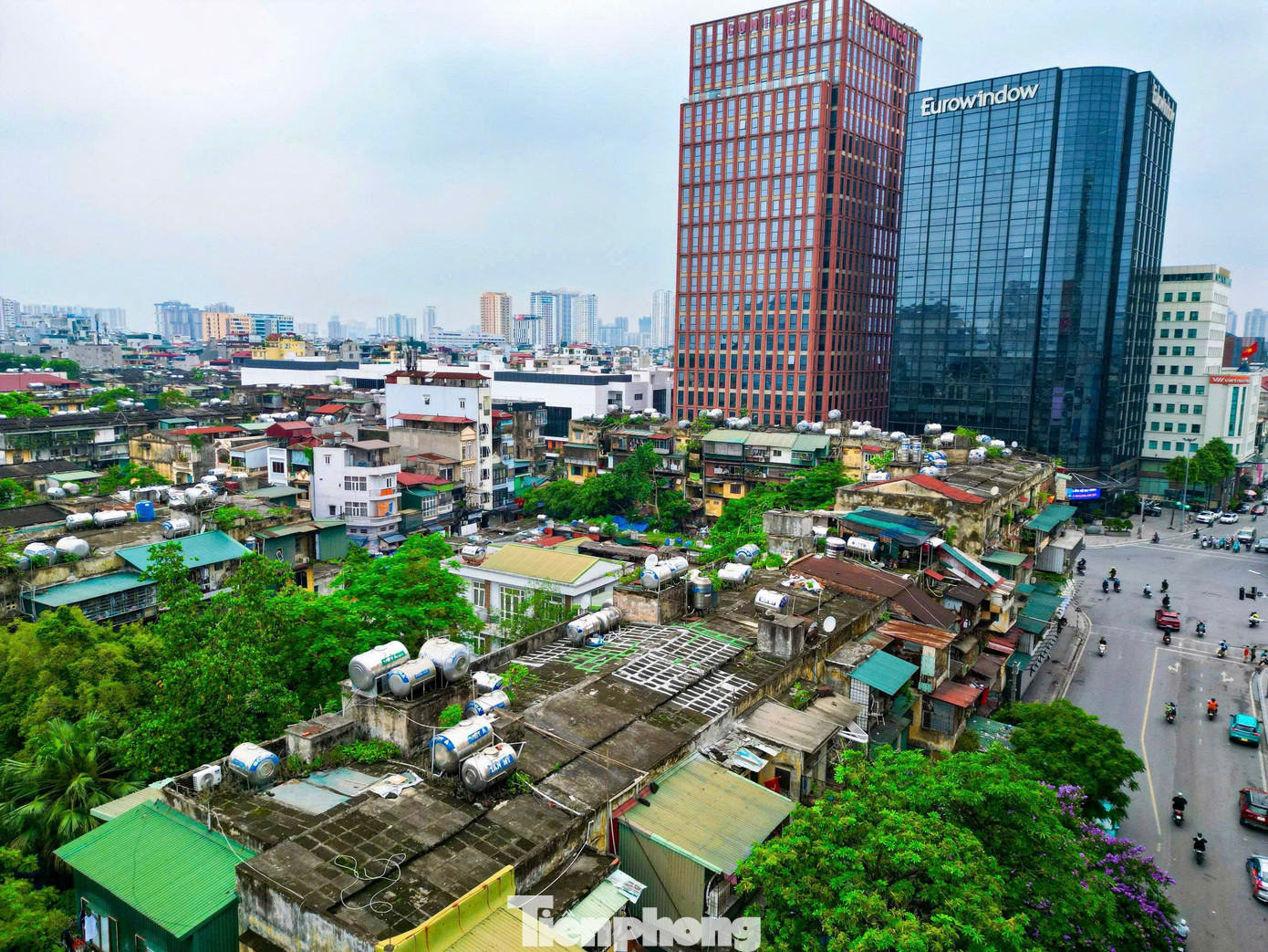 Một bên là nhịp sống tiện nghi, tiện ích với bảo vệ 24/7, thang máy... bên kia là hành lang chung, cầu thang sắt rỉ sét, những chuồng cọp cơi nới thêm không gian...