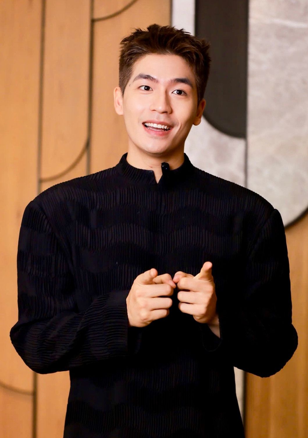 Quốc Anh không kìm nén được cảm xúc khi nói về việc được hôn hai hoa hậu trong một bộ phim.