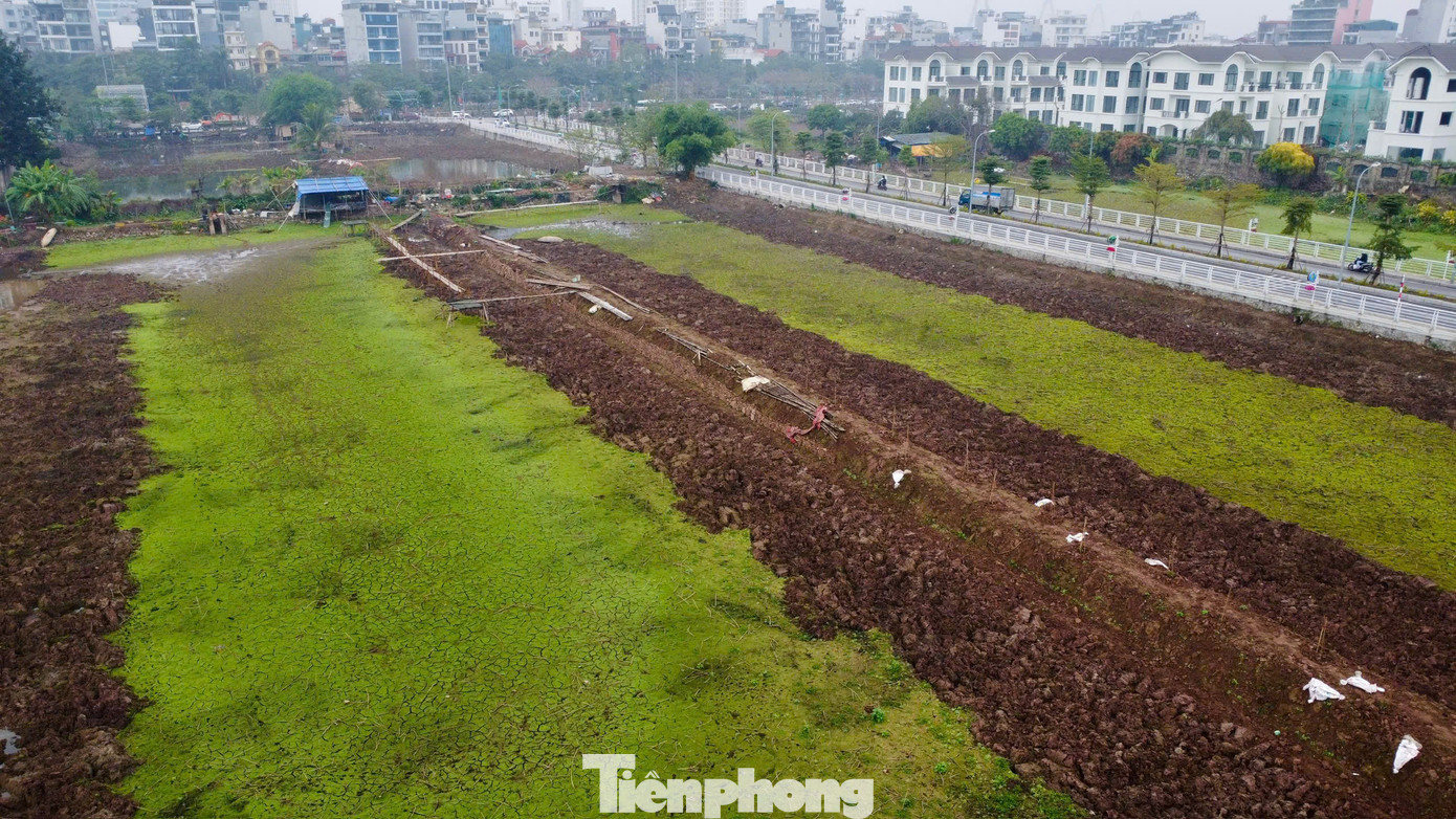 Thời điểm hiện tại, hồ gần như cạn nước. Thời điểm hiện tại, hồ gần như cạn nước.