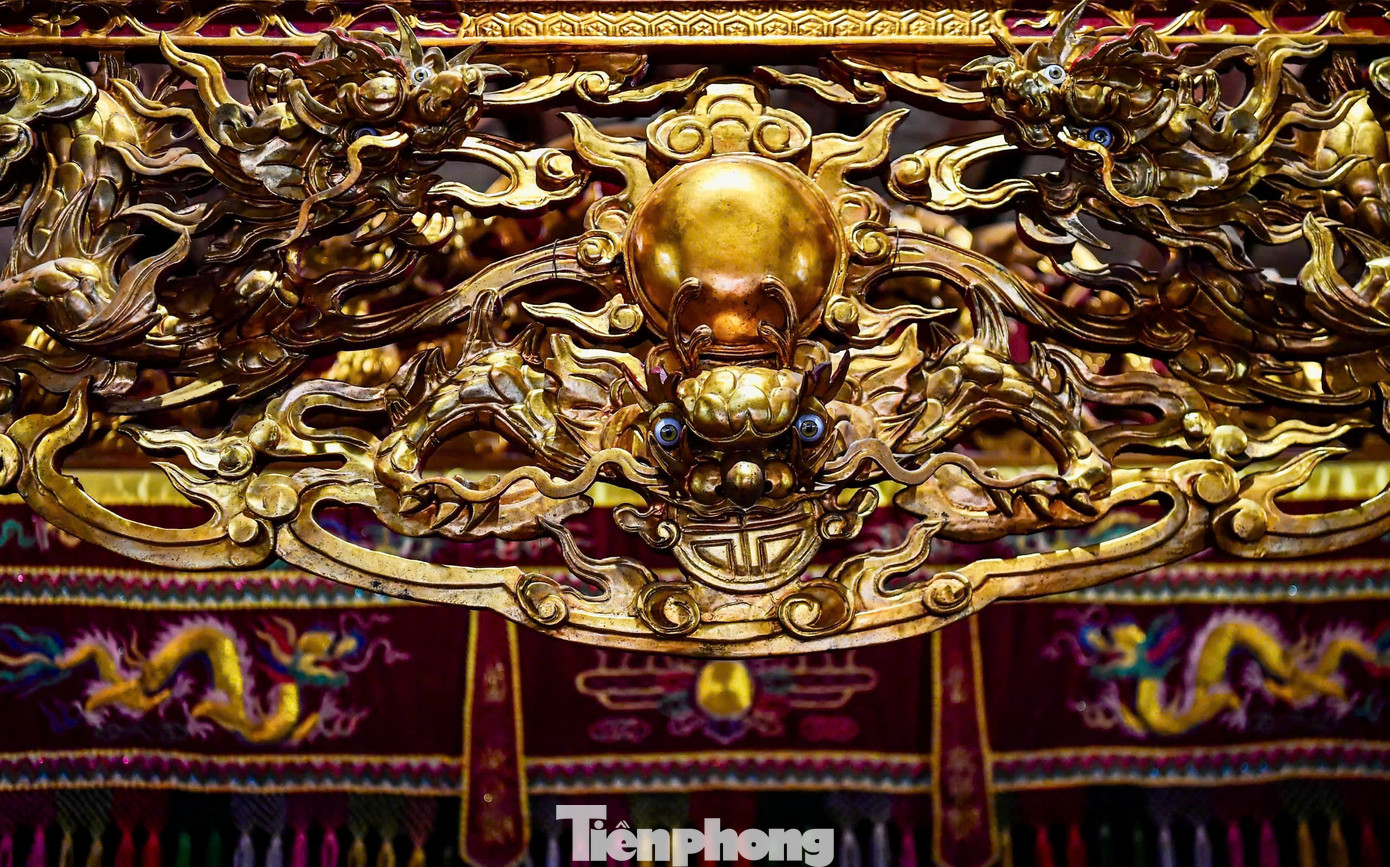 Khu di tích nằm ở trung tâm làng Đại Phùng, trên một khuôn viên rộng 2.542 m2. Kiến trúc Đình Đại Phùng gồm ba hạng mục chính là tiền tế, đại bái và hậu cung, đầu hồi phía phải là một giếng cổ, nguồn nước đá ong bốn mùa trong xanh.