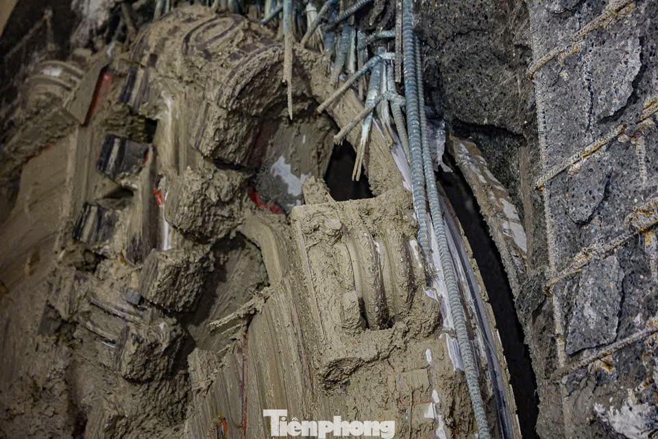 Ông Nguyễn Bá Sơn, Phó Trưởng ban Ban Quản lý đường sắt Hà Nội (MRB) cho biết, TBM “Thần tốc” vào ga S10 là kết quả của nỗ lực không ngừng vượt qua những khó khăn, cũng như sự phối hợp chặt chẽ giữa Ban MRB, Tư vấn, các nhà thầu và các bên liên quan trong việc đảm bảo tiến độ, chất lượng và an toàn của dự án. Đây là dấu mốc quan trọng, đưa dự án tiến gần hơn đến mục tiêu hoàn thành đoạn ngầm để phục vụ người dân Thủ đô. Tính đến ngày 02/03/2025, tiến độ thi công tổng thể gói thầu CP03 - Hầm và các ga ngầm đạt 55,38%. Dốc hạ ngầm đã hoàn thành 76,63%, Ga S9 hoàn thành 50,50%, Giếng đứng hoàn thành 24,51%, tuyến hầm đạt 51,48%, các Ga S10, S11, S12 (gồm đường chuyển làn và Gara) lần lượt hoàn thành 64,64%, 58,1%, 59,74%. Hoạt động thi công diễn ra trên tất cả các công trường, cụ thể cụ thể Ga S10 - Cát Linh đang triển khai phần kết cấu phụ trợ phía Nam, huy động và lắp đặt hệ thống khung đẩy để đón máy TBM; Ga S11 - Ga Văn Miếu hoàn thành đổ bê tông bản đáy; Ga12 - Ga Hà Nội đang thi công song song công tác thi công bản trung chuyển và đào đất để thi công bản lửng. Ông Nguyễn Bá Sơn, Phó Trưởng ban Ban Quản lý đường sắt Hà Nội (MRB) cho biết, TBM “Thần tốc” vào ga S10 là kết quả của nỗ lực không ngừng vượt qua những khó khăn, cũng như sự phối hợp chặt chẽ giữa Ban MRB, Tư vấn, các nhà thầu và các bên liên quan trong việc đảm bảo tiến độ, chất lượng và an toàn của dự án. Đây là dấu mốc quan trọng, đưa dự án tiến gần hơn đến mục tiêu hoàn thành đoạn ngầm để phục vụ người dân Thủ đô. Tính đến ngày 02/03/2025, tiến độ thi công tổng thể gói thầu CP03 - Hầm và các ga ngầm đạt 55,38%. Dốc hạ ngầm đã hoàn thành 76,63%, Ga S9 hoàn thành 50,50%, Giếng đứng hoàn thành 24,51%, tuyến hầm đạt 51,48%, các Ga S10, S11, S12 (gồm đường chuyển làn và Gara) lần lượt hoàn thành 64,64%, 58,1%, 59,74%. Hoạt động thi công diễn ra trên tất cả các công trường, cụ thể cụ thể Ga S10 - Cát Linh đang triển khai phần kết cấu phụ trợ phía Nam, huy động và lắp đặt hệ thống khung đẩy để đón máy TBM; Ga S11 - Ga Văn Miếu hoàn thành đổ bê tông bản đáy; Ga12 - Ga Hà Nội đang thi công song song công tác thi công bản trung chuyển và đào đất để thi công bản lửng.