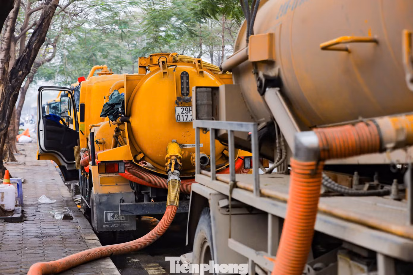 Các đường ống dẫn bùn thải tới bồn chứa được các công nhân luôn túc trực, kiểm tra và điều chỉnh đường ống kịp thời để tránh xảy ra sự cố. Đơn vị cho biết, theo kế hoạch làm việc định kỳ, đơn vị bắt tay triển khai kế hoạch thoát nước mùa mưa, làm thông thoáng dòng chảy các trục thoát nước chính của thành phố.