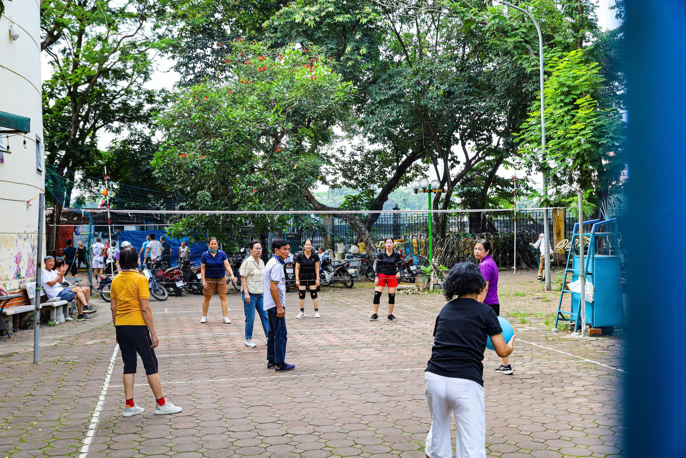 Dù các hạng mục cải tạo công viên Nghĩa Đô, Cầu Giấy chưa hoàn thiện, nhiều người dân vẫn lựa chọn công viên đang thi công làm nơi tập thể dục mỗi ngày. Tuy nhiên, việc sử dụng không gian công cộng khi công trình còn ngổn ngang tiềm ẩn hàng loạt nguy cơ mất an toàn.
