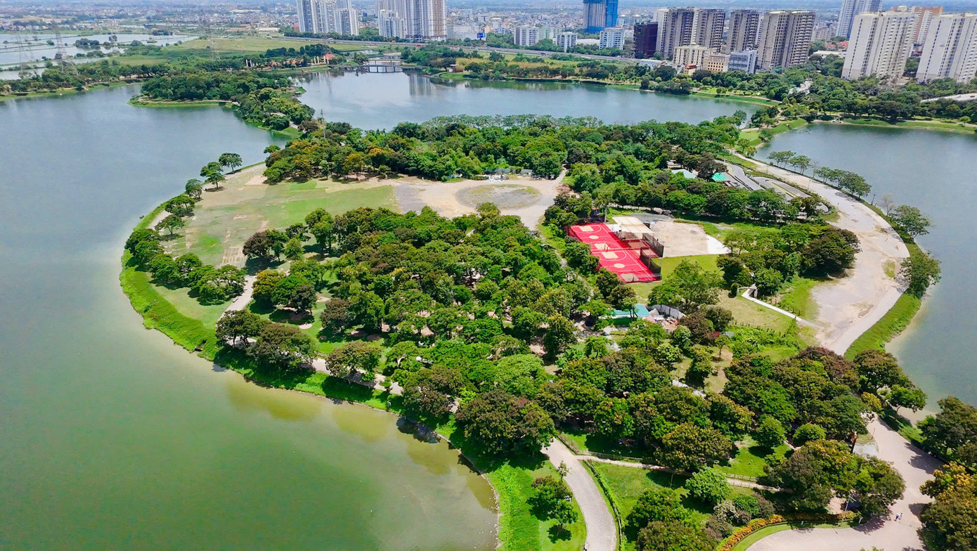 Tổng diện tích của công viên 323 hecta, trong đó phần cây xanh và hồ nước chiếm khoảng 280 hecta. Ngay tại khu vực trung tâm là hồ điều hoà rộng lớn, bốn bề là đồi cỏ, cây cối và lối đi, tạo nên một không gian cực kỳ xanh mát. Tổng diện tích của công viên 323 hecta, trong đó phần cây xanh và hồ nước chiếm khoảng 280 hecta. Ngay tại khu vực trung tâm là hồ điều hoà rộng lớn, bốn bề là đồi cỏ, cây cối và lối đi, tạo nên một không gian cực kỳ xanh mát.