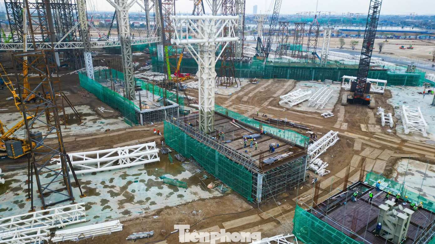 Trung tâm bao gồm công trình triển lãm trong nhà mang hình ảnh Thần Kim Quy với 9 phân khu tổng diện tích hơn 130.000m2, 4 khu công viên triển lãm ngoài trời với tổng quy mô lên đến 20,6ha, 2 nhà triển lãm trong nhà quy mô nhỏ khác cùng các công trình phụ trợ đa dạng… Trung tâm bao gồm công trình triển lãm trong nhà mang hình ảnh Thần Kim Quy với 9 phân khu tổng diện tích hơn 130.000m2, 4 khu công viên triển lãm ngoài trời với tổng quy mô lên đến 20,6ha, 2 nhà triển lãm trong nhà quy mô nhỏ khác cùng các công trình phụ trợ đa dạng…