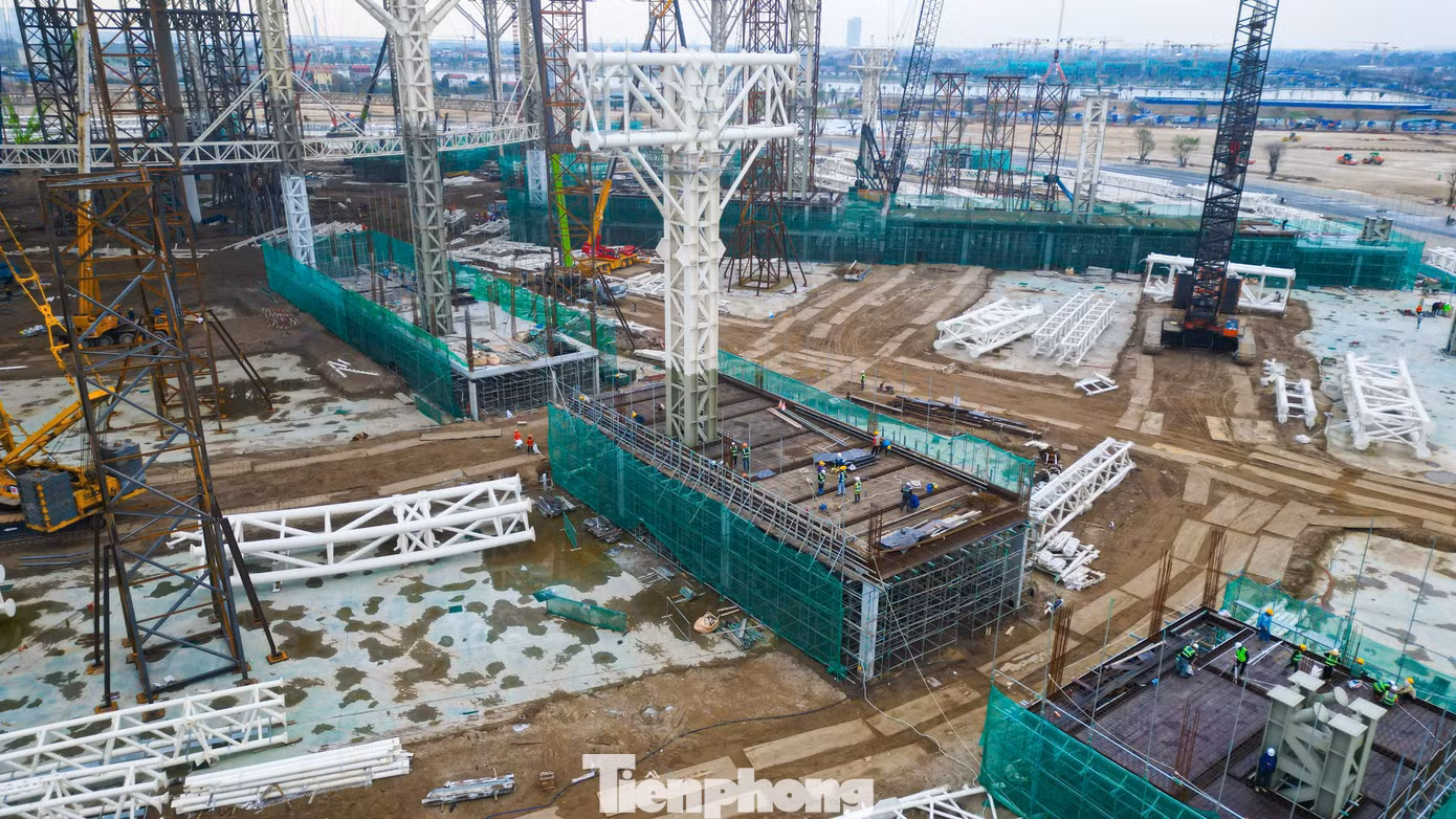Trung tâm bao gồm công trình triển lãm trong nhà mang hình ảnh Thần Kim Quy với 9 phân khu tổng diện tích hơn 130.000m2, 4 khu công viên triển lãm ngoài trời với tổng quy mô lên đến 20,6ha, 2 nhà triển lãm trong nhà quy mô nhỏ khác cùng các công trình phụ trợ đa dạng…