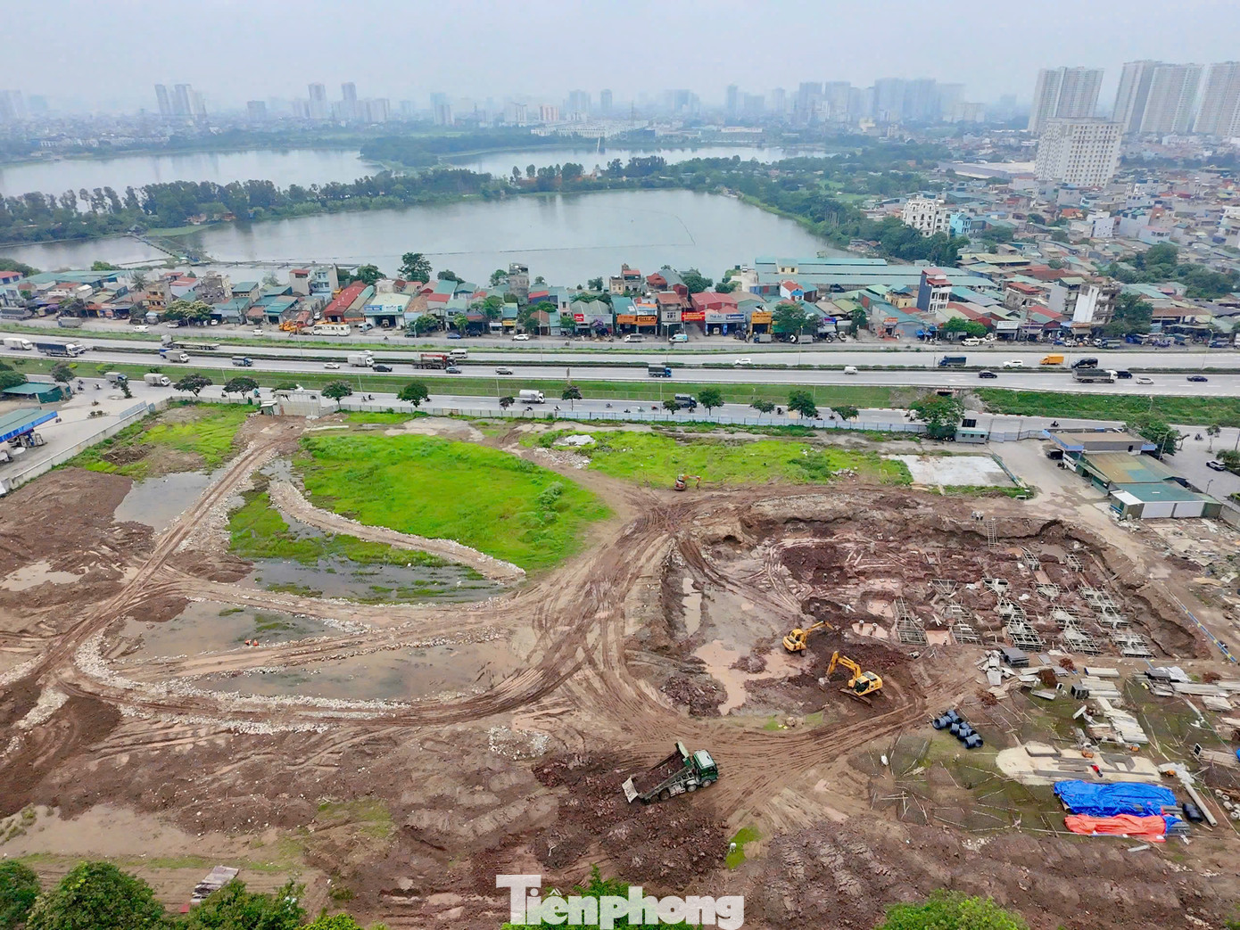 Cụ thể, Hà Nội cho Công ty cổ phần Bến xe Thanh Trì thuê 27.577,3 m2 đất (đã hoàn thành giải phóng mặt bằng) tại phường Yên Sở để thực hiện Dự án đầu tư Xây dựng Bến xe khách Yên Sở theo Quyết định chủ trương đầu tư số 7283/QĐ-UBND ngày 30/12/2016 của UBND thành phố. Thời hạn sử dụng đất đến hết ngày 30/12/2066.