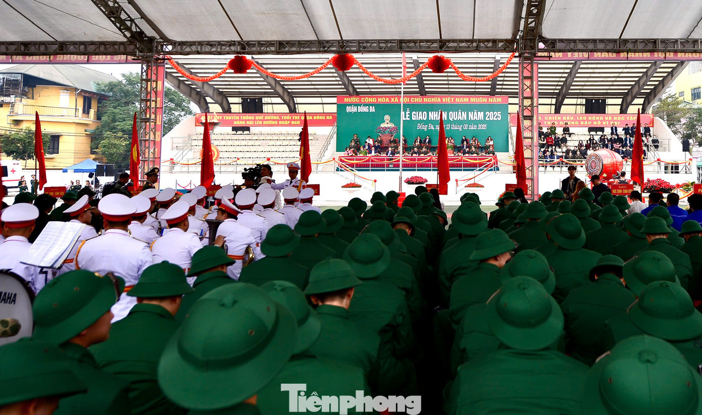 Mặc dù trời mưa rét, nhưng từ sáng sớm, tại sân vận động Hoàng Cầu, quận Đống Đa đã rộn ràng không khí của ngày hội giao, nhận quân.