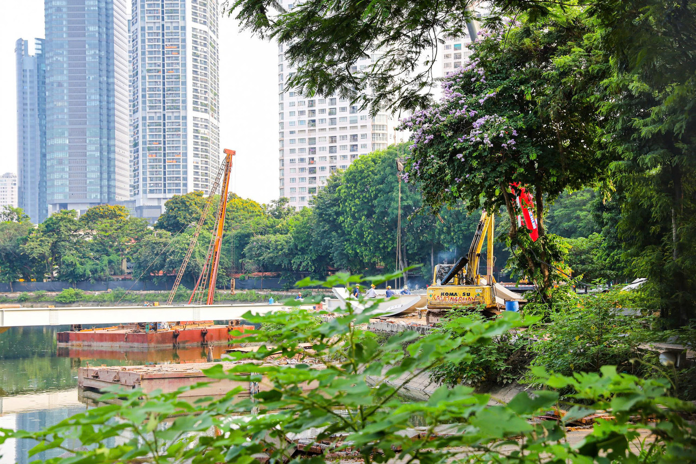Dù các hạng mục cải tạo công viên Nghĩa Đô, Cầu Giấy chưa hoàn thiện, nhiều người dân vẫn lựa chọn công viên đang thi công làm nơi tập thể dục mỗi ngày. Tuy nhiên, việc sử dụng không gian công cộng khi công trình còn ngổn ngang tiềm ẩn hàng loạt nguy cơ mất an toàn.