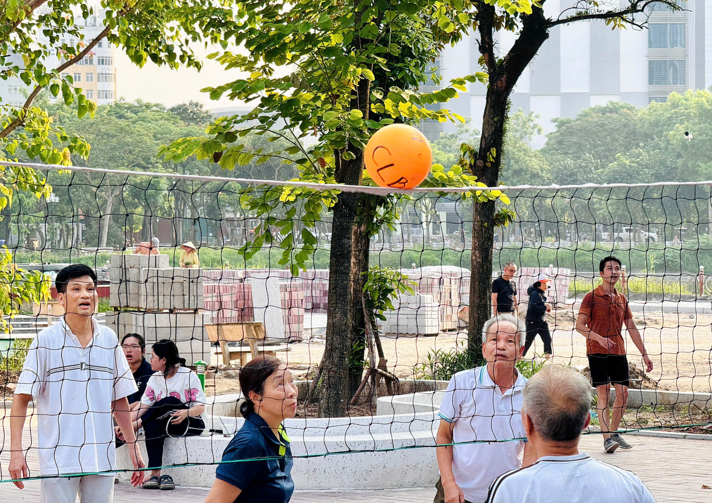 Người dân chọn cách "chia sẻ không gian" với công trường để duy trì thói quen vận động mỗi ngày, bất chấp những bất tiện, nguy hiểm tiềm ẩn. Bất chấp tiếng ồn máy móc, nhiều người vẫn duy trì thói quen tập thể dục hàng ngày đánh bóng chuyền, đá cầu...