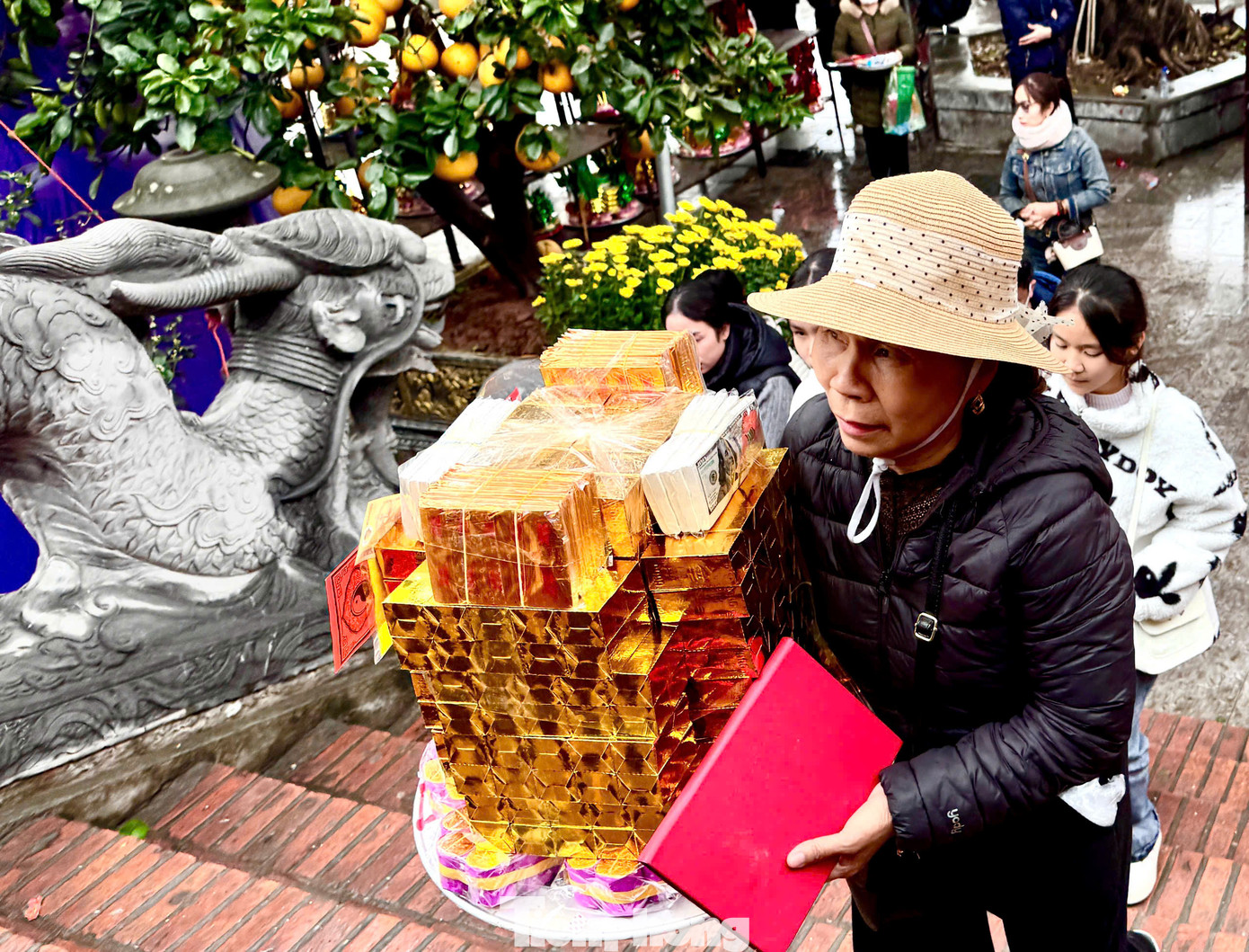 Với quan niệm, "đầu năm đến vay Bà, cuối năm trả nợ" sẽ giúp việc kinh doanh, buôn bán thuận lợi nên ngày vía Thần tài năm nay, rất đông người dân và du khách thập phương đến đền Bà Chúa Kho để dâng hương, hành lễ.