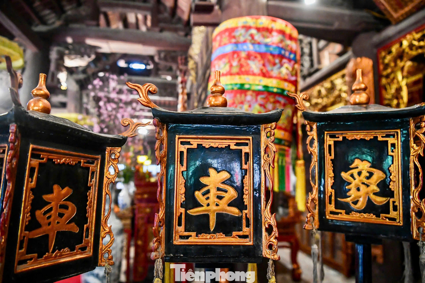 Đình Đại Phùng là di tích đặc biệt độc đáo ở chỗ toàn bộ cấu kiện nguyên thủy được làm bằng gỗ xoan với mái lớn, thân thấp, phù hợp với cả không gian, khí hậu, hoàn cảnh, cho thấy đây là một sáng tạo của cư dân địa phương.