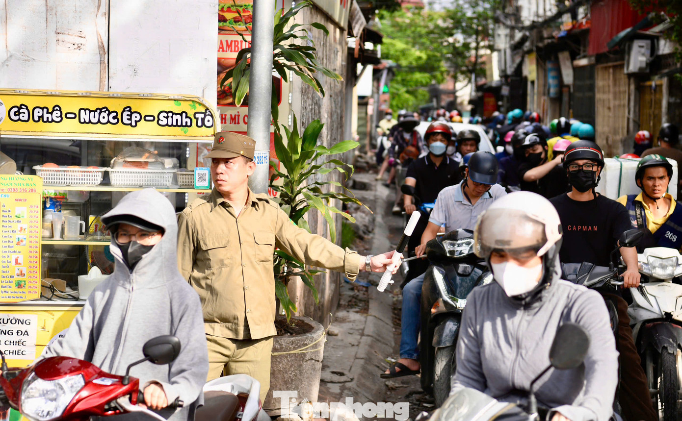 Dù lực lượng chức năng căng mình điều tiết giao thông mỗi ngày nhưng người dân vẫn phải chật vật khi di chuyển qua đây nhất là vào các khung giờ cao điểm. Dù lực lượng chức năng căng mình điều tiết giao thông mỗi ngày nhưng người dân vẫn phải chật vật khi di chuyển qua đây nhất là vào các khung giờ cao điểm.