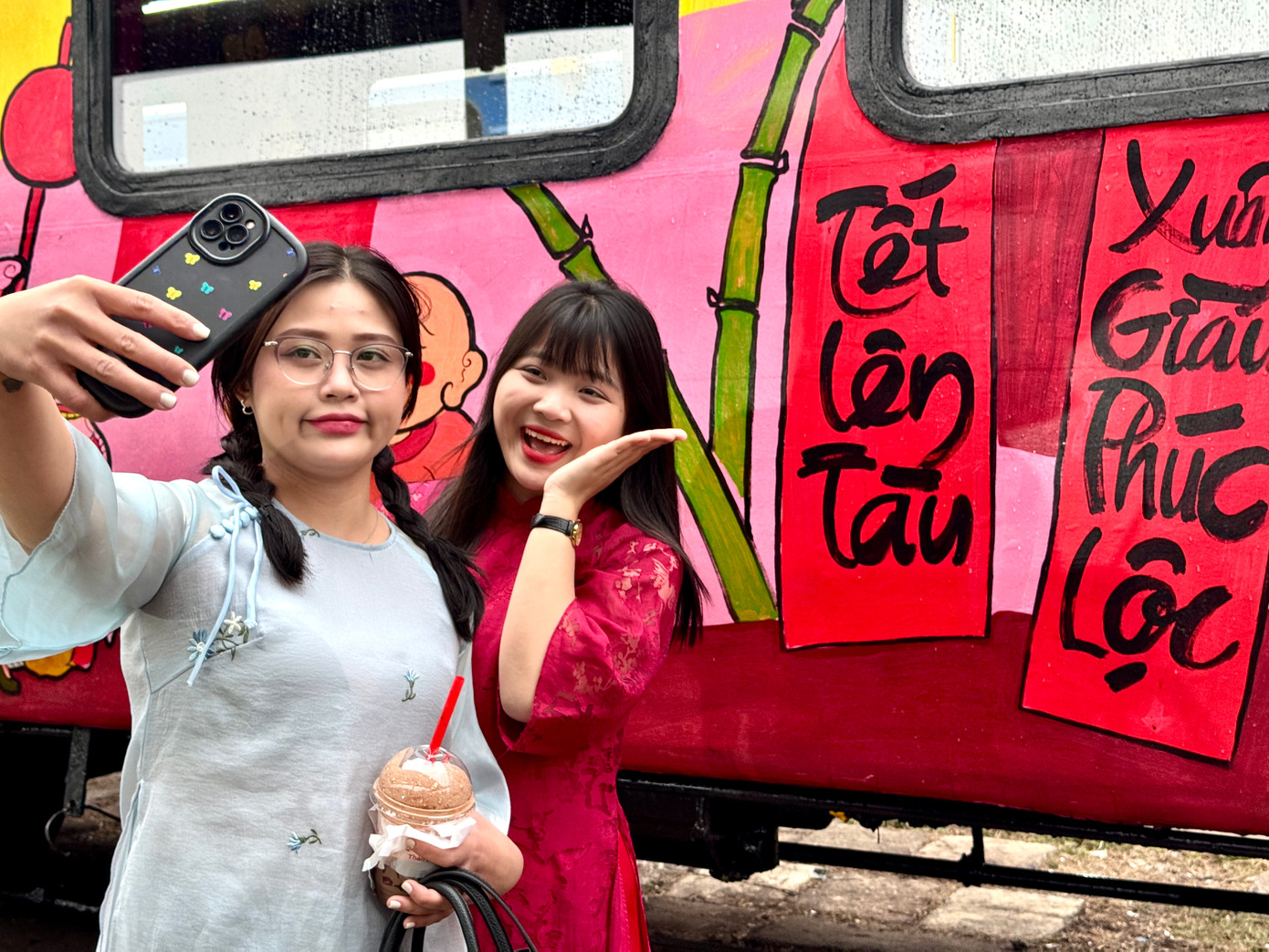 Những chuyến tàu xuân đặc biệt này nhanh chóng thu hút sự quan tâm của người dân và hành khách đi tàu. Những chuyến tàu xuân đặc biệt này nhanh chóng thu hút sự quan tâm của người dân và hành khách đi tàu.