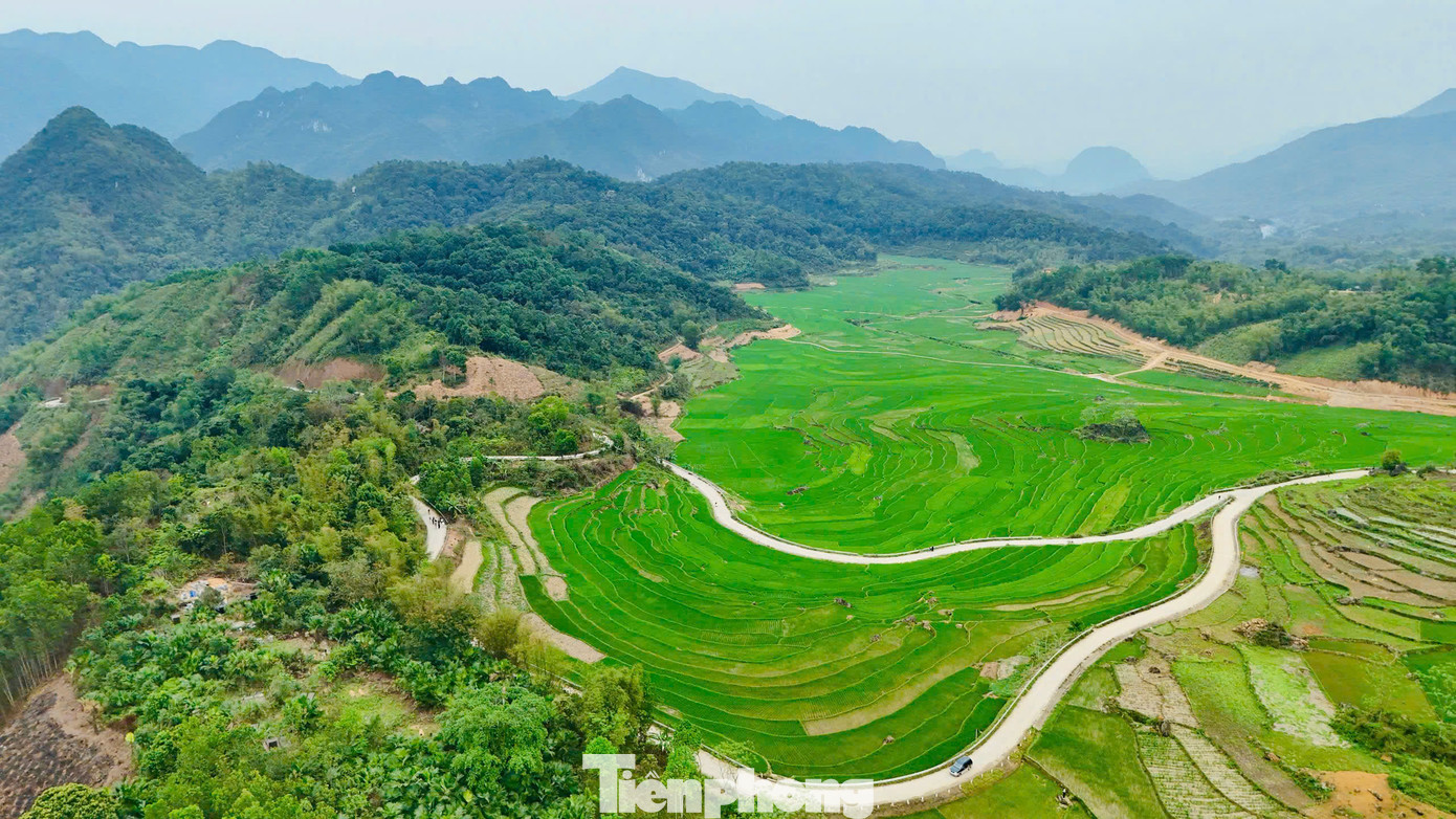 Tầng tầng lớp lớp ruộng bậc thang xanh mướt phủ kín thung lũng Pù Luông, khung cảnh khiến nhiều người lầm tưởng là ở vùng cao Tây Bắc.
