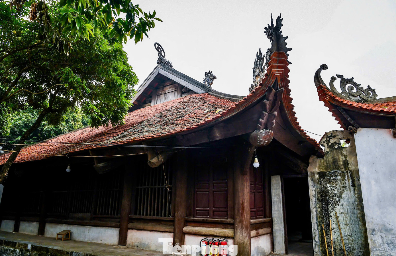 Đình Đại Phùng có từ thời vua Trần Nghệ Tông. Kiến trúc gồm ba hạng mục chính là tiền tế, đại bái và hậu cung. Đầu hồi phía phải có một giếng cổ.