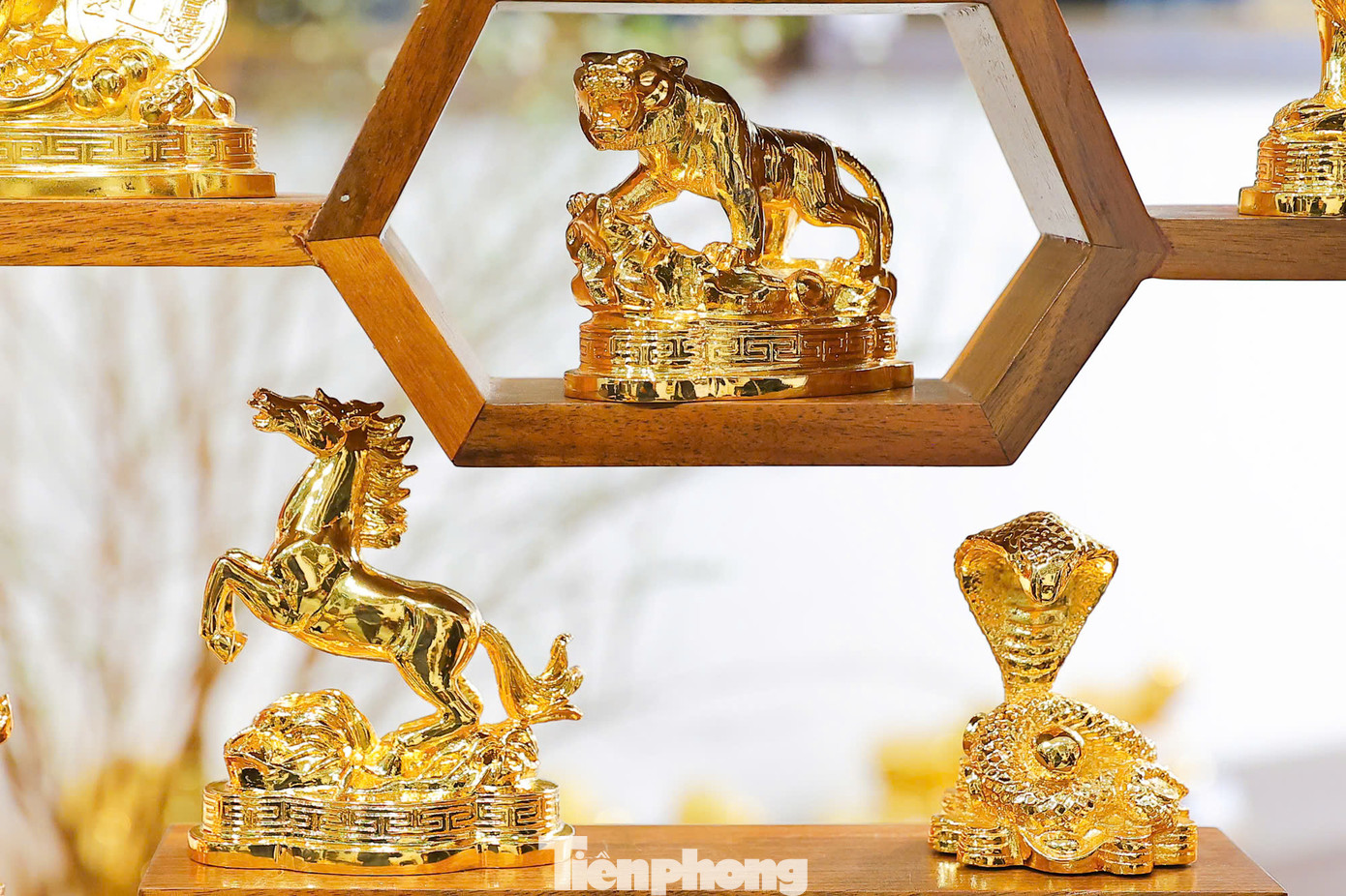 Linh vật mạ vàng có giá từ vài triệu đến hàng chục triệu đồng tùy theo kích thước và độ tinh xảo của sản phẩm.