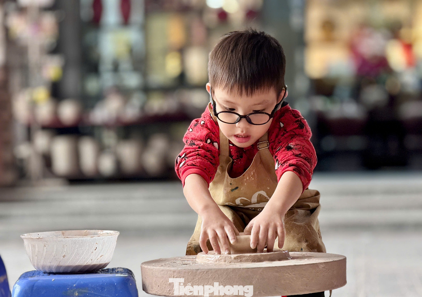 Các em nhỏ cũng hào hứng trải nghiệm tự tay nặn ra những sản phẩm ưng ý.