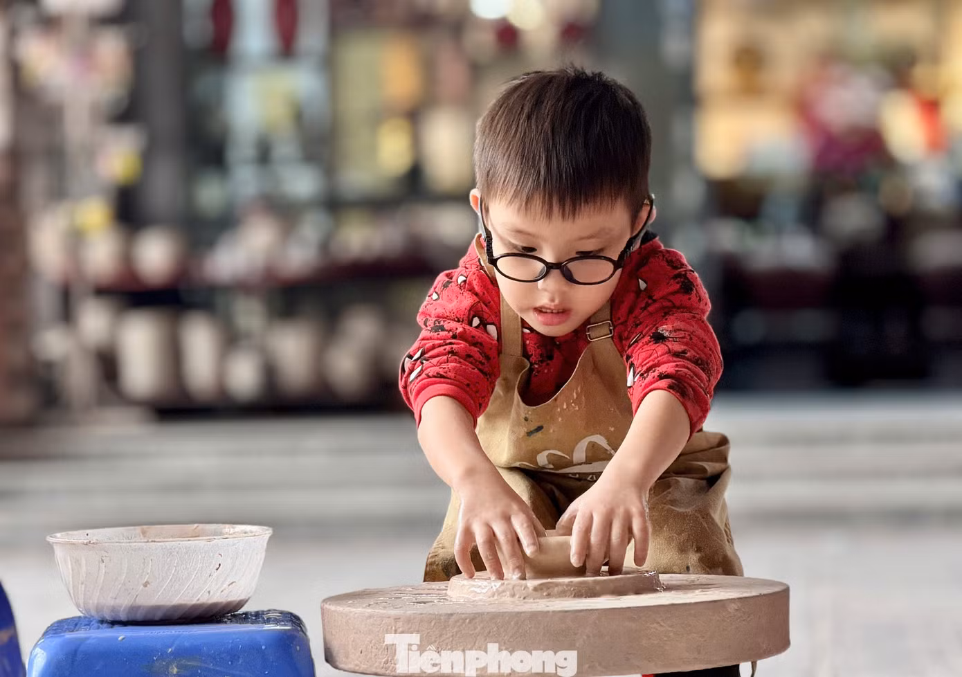 Các em nhỏ cũng hào hứng trải nghiệm tự tay nặn ra những sản phẩm ưng ý. Các em nhỏ cũng hào hứng trải nghiệm tự tay nặn ra những sản phẩm ưng ý.