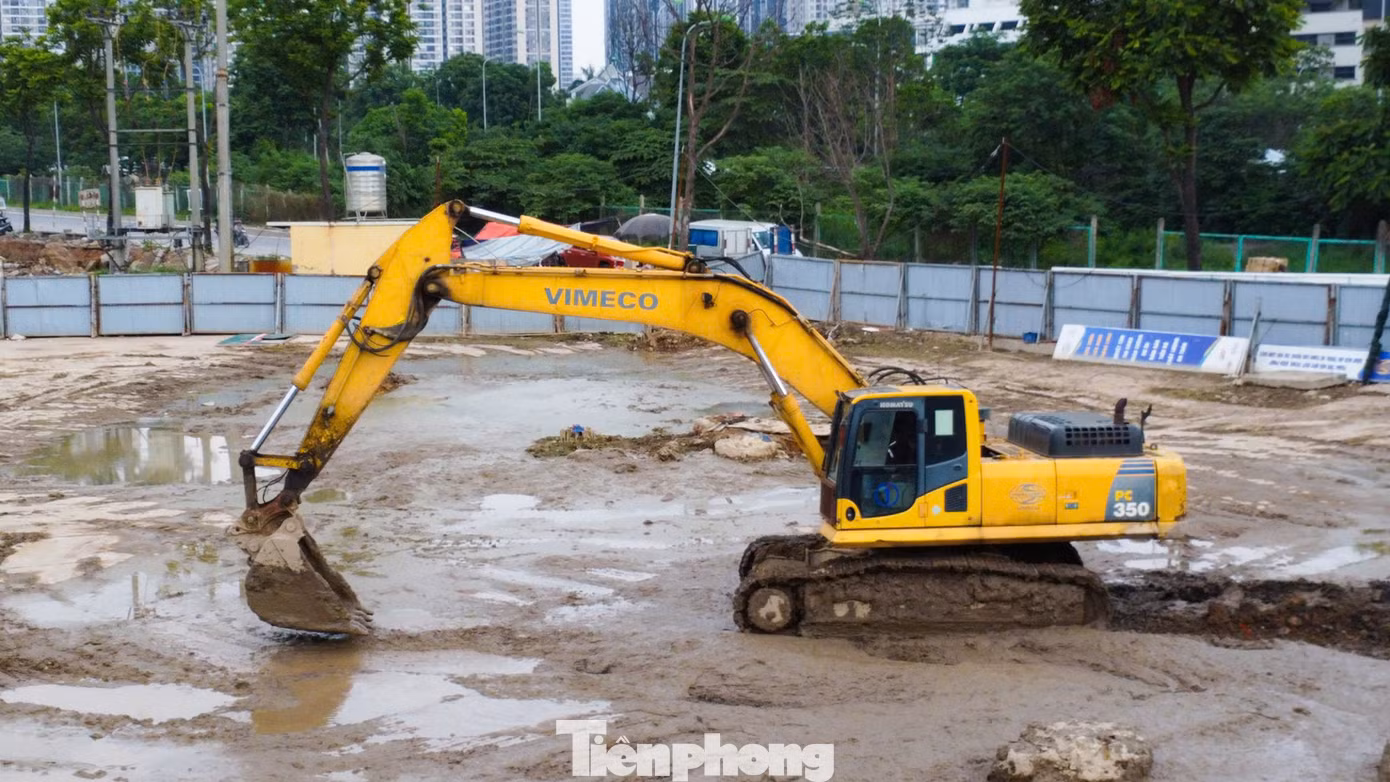 Thời điểm hiện nhiều thiết bị cơ giới hiện đại như máy khoan cọc nhồi, máy xúc, xe trộn bê tông… đã được tập kết để thi công.