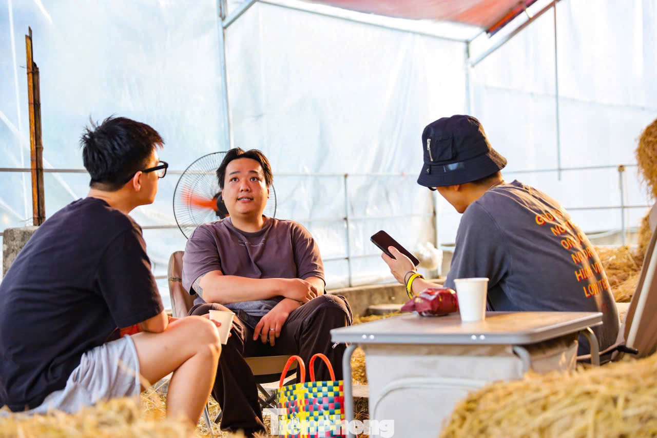 Đặc biệt, không gian tầng 3 của quán là khu vực bãi rơm, được phủ kín rơm khô. Ban ngày nơi đây biến thành điểm làm việc lý tưởng cho khách hàng muốn tận hưởng không khí giống như làng quê yên bình. Buổi tối, khu vực bãi rơm trở thành rạp chiếu phim ngoài trời, nơi khách có thể vừa thư giãn trên lớp rơm êm ái, vừa thưởng thức những bộ phim đặc sắc trong không gian mở.