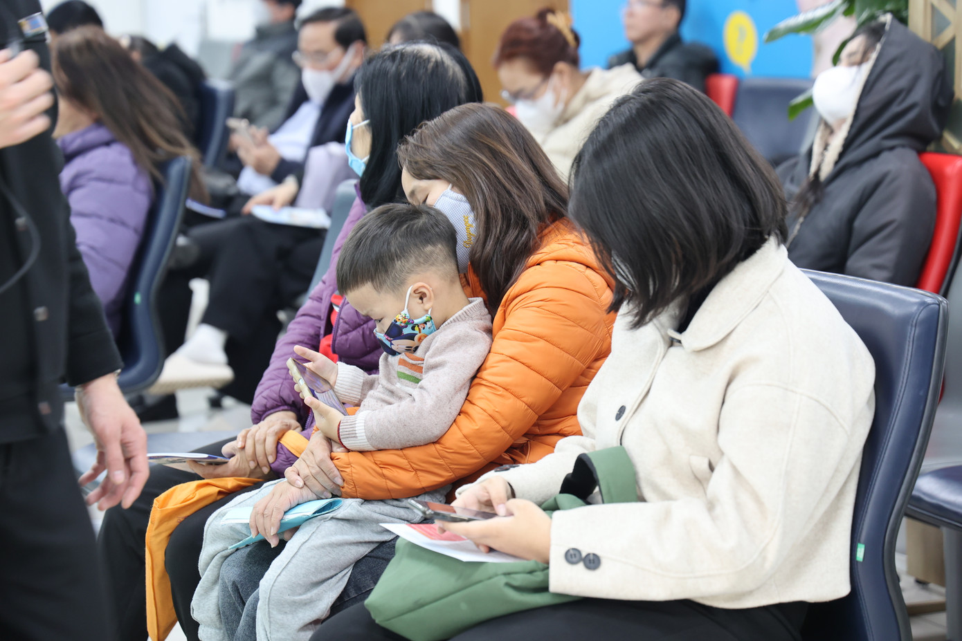 Ghi nhận của Tiền Phong chiều ngày 10/2, rất đông các gia đình đã đưa con nhỏ đến tiêm phòng cúm mùa và các loại vắc xin khác. Ghi nhận của Tiền Phong chiều ngày 10/2, rất đông các gia đình đã đưa con nhỏ đến tiêm phòng cúm mùa và các loại vắc xin khác.