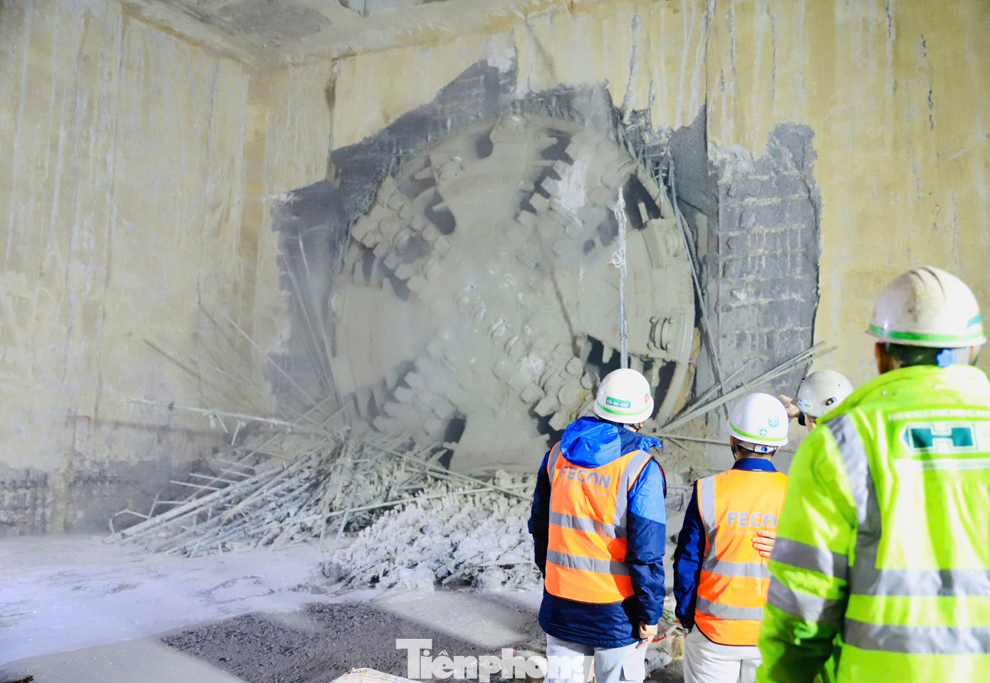 Ông Nguyễn Bá Sơn, Phó Trưởng ban Ban Quản lý đường sắt Hà Nội (MRB) cho biết, TBM “Thần tốc” vào ga S10 là kết quả của nỗ lực không ngừng vượt qua những khó khăn, cũng như sự phối hợp chặt chẽ giữa Ban MRB, Tư vấn, các nhà thầu và các bên liên quan trong việc đảm bảo tiến độ, chất lượng và an toàn của dự án. Đây là dấu mốc quan trọng, đưa dự án tiến gần hơn đến mục tiêu hoàn thành đoạn ngầm để phục vụ người dân Thủ đô. Tính đến ngày 02/03/2025, tiến độ thi công tổng thể gói thầu CP03 - Hầm và các ga ngầm đạt 55,38%. Dốc hạ ngầm đã hoàn thành 76,63%, Ga S9 hoàn thành 50,50%, Giếng đứng hoàn thành 24,51%, tuyến hầm đạt 51,48%, các Ga S10, S11, S12 (gồm đường chuyển làn và Gara) lần lượt hoàn thành 64,64%, 58,1%, 59,74%. Hoạt động thi công diễn ra trên tất cả các công trường, cụ thể cụ thể Ga S10 - Cát Linh đang triển khai phần kết cấu phụ trợ phía Nam, huy động và lắp đặt hệ thống khung đẩy để đón máy TBM; Ga S11 - Ga Văn Miếu hoàn thành đổ bê tông bản đáy; Ga12 - Ga Hà Nội đang thi công song song công tác thi công bản trung chuyển và đào đất để thi công bản lửng. Ông Nguyễn Bá Sơn, Phó Trưởng ban Ban Quản lý đường sắt Hà Nội (MRB) cho biết, TBM “Thần tốc” vào ga S10 là kết quả của nỗ lực không ngừng vượt qua những khó khăn, cũng như sự phối hợp chặt chẽ giữa Ban MRB, Tư vấn, các nhà thầu và các bên liên quan trong việc đảm bảo tiến độ, chất lượng và an toàn của dự án. Đây là dấu mốc quan trọng, đưa dự án tiến gần hơn đến mục tiêu hoàn thành đoạn ngầm để phục vụ người dân Thủ đô. Tính đến ngày 02/03/2025, tiến độ thi công tổng thể gói thầu CP03 - Hầm và các ga ngầm đạt 55,38%. Dốc hạ ngầm đã hoàn thành 76,63%, Ga S9 hoàn thành 50,50%, Giếng đứng hoàn thành 24,51%, tuyến hầm đạt 51,48%, các Ga S10, S11, S12 (gồm đường chuyển làn và Gara) lần lượt hoàn thành 64,64%, 58,1%, 59,74%. Hoạt động thi công diễn ra trên tất cả các công trường, cụ thể cụ thể Ga S10 - Cát Linh đang triển khai phần kết cấu phụ trợ phía Nam, huy động và lắp đặt hệ thống khung đẩy để đón máy TBM; Ga S11 - Ga Văn Miếu hoàn thành đổ bê tông bản đáy; Ga12 - Ga Hà Nội đang thi công song song công tác thi công bản trung chuyển và đào đất để thi công bản lửng.