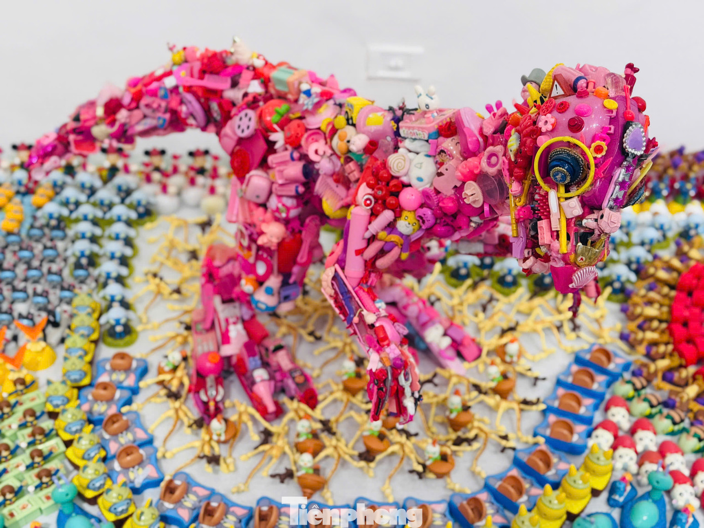 Nghệ sĩ Fuji Hiroshi đã biến những món đồ chơi nhựa thành tác phẩm nghệ thuật, thể hiện mối liên hệ chặt chẽ giữa nhựa - chất liệu phổ biến để sản xuất đồ chơi - với nguồn cảm hứng từ &quot;nhiên liệu hóa thạch&quot;, các loài vật thời tiền sử như khủng long.