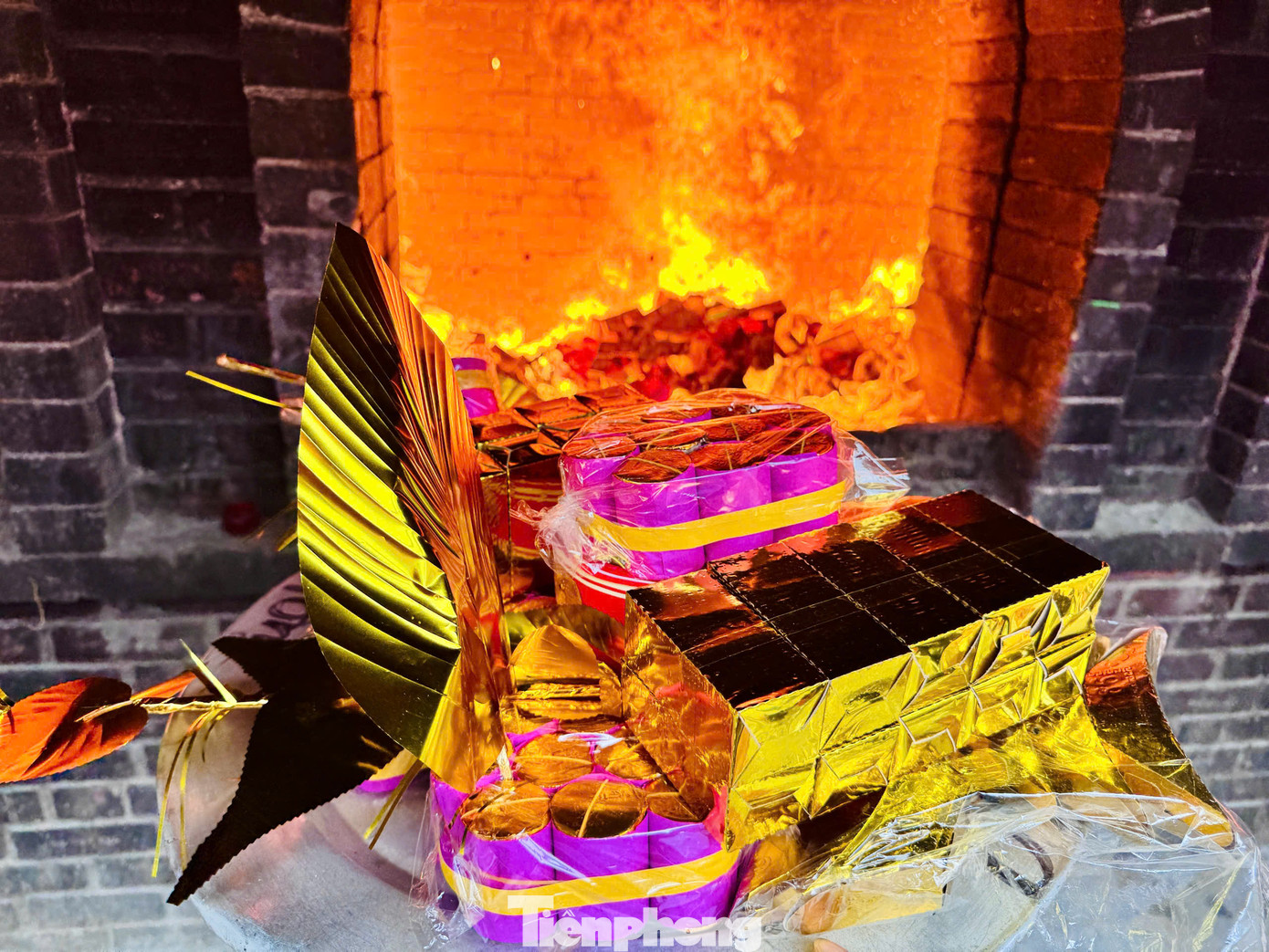 Khu vực hóa vàng luôn đỏ lửa suốt cả ngày.