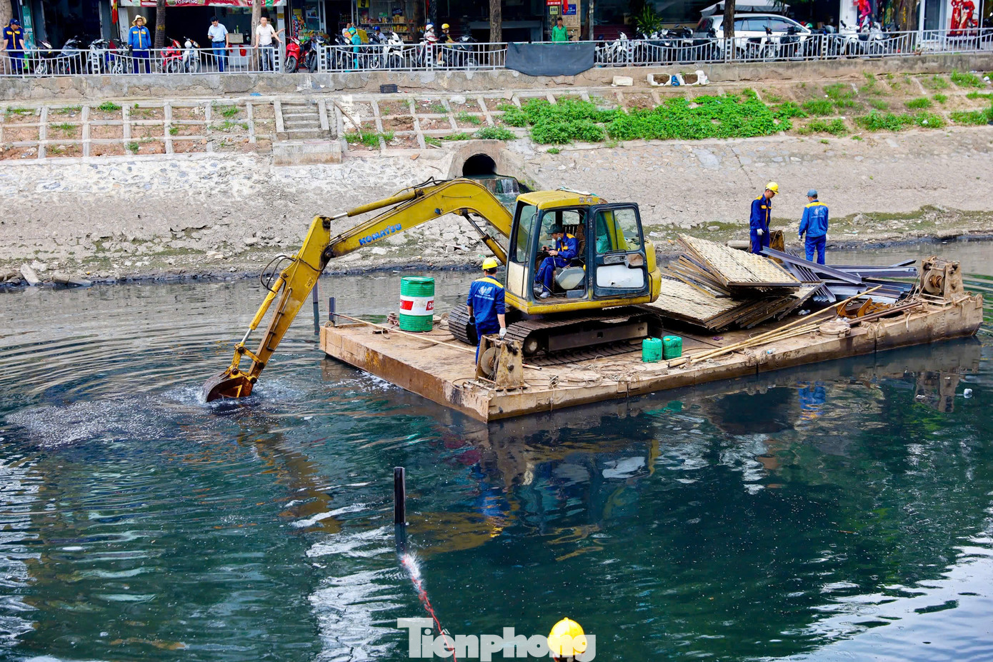 Sông Tô Lịch dài khoảng 14,6 km, chảy qua 6 quận và huyện Ba Đình, Cầu Giấy, Đống Đa, Thanh Xuân, Hoàng Mai và Thanh Trì. Sông Tô Lịch là một trong những trục thoát nước chính của thành phố, giúp điều hòa nước và giảm nguy cơ ngập lụt.