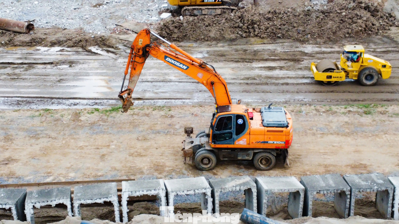 Đoạn đi dưới Đại lộ Thăng Long thiết kế hầm kín dài 150 m, phía đường Hoàng Tùng thiết kế hầm hở dài 157,5 m, tường chắn dài 220 m, phía Quốc lộ 32 thiết kế hầm hở dài 157,5 m, tường chắn dài 200 m.