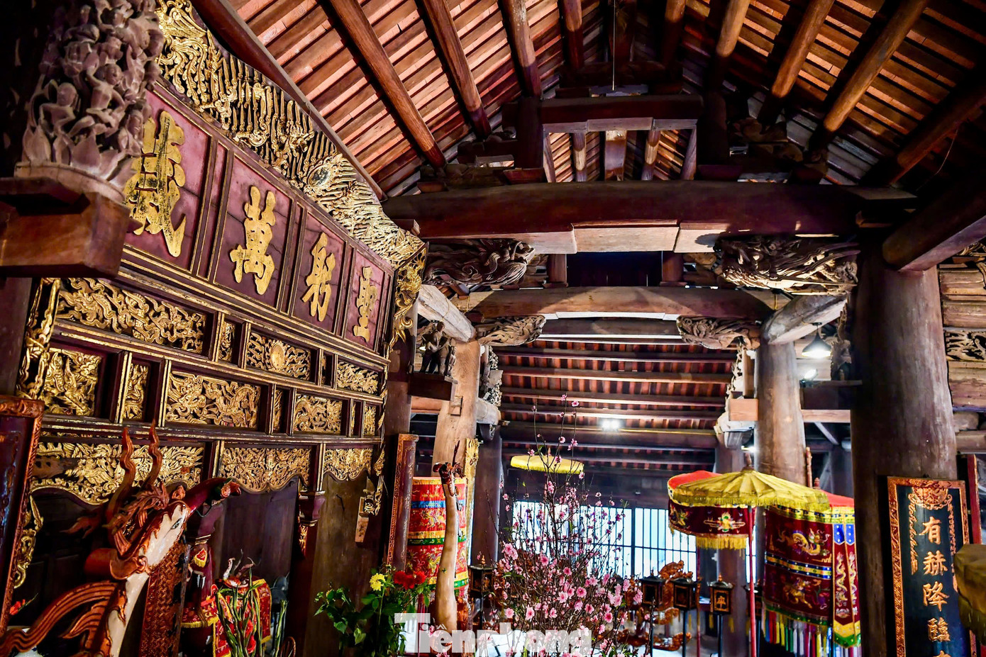 Đình Đại Phùng là di tích đặc biệt độc đáo ở chỗ toàn bộ cấu kiện nguyên thủy được làm bằng gỗ xoan với mái lớn, thân thấp, phù hợp với cả không gian, khí hậu, hoàn cảnh, cho thấy đây là một sáng tạo của cư dân địa phương.